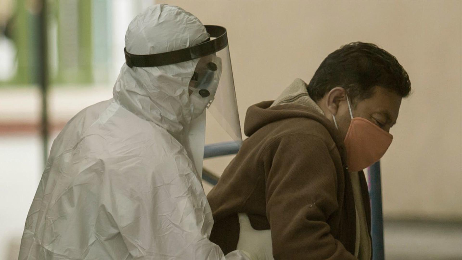 Un hombre con síntomas de COVID-19 es ingresado a la zona de urgencias de la Clínica Uno del IMSS para ser internado, después de haber sido evaluado por paramédicos de la Cruz Roja (Foto: Cuartoscuro/Omar Martínez)