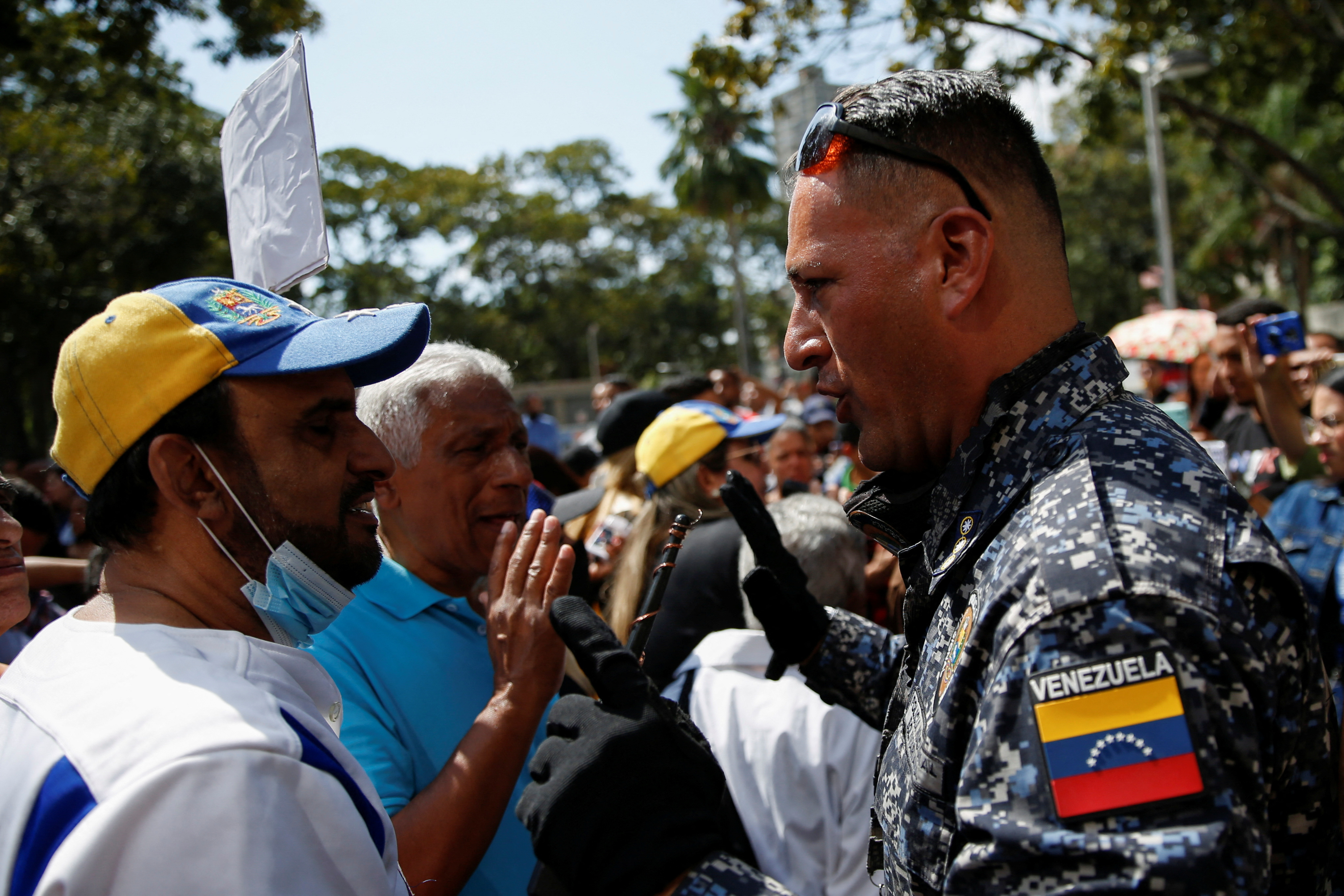 Lunedì, insegnanti e pensionati hanno marciato in almeno sei città del Venezuela per chiedere salari migliori (Reuters/Leonardo Fernandez Viloria)