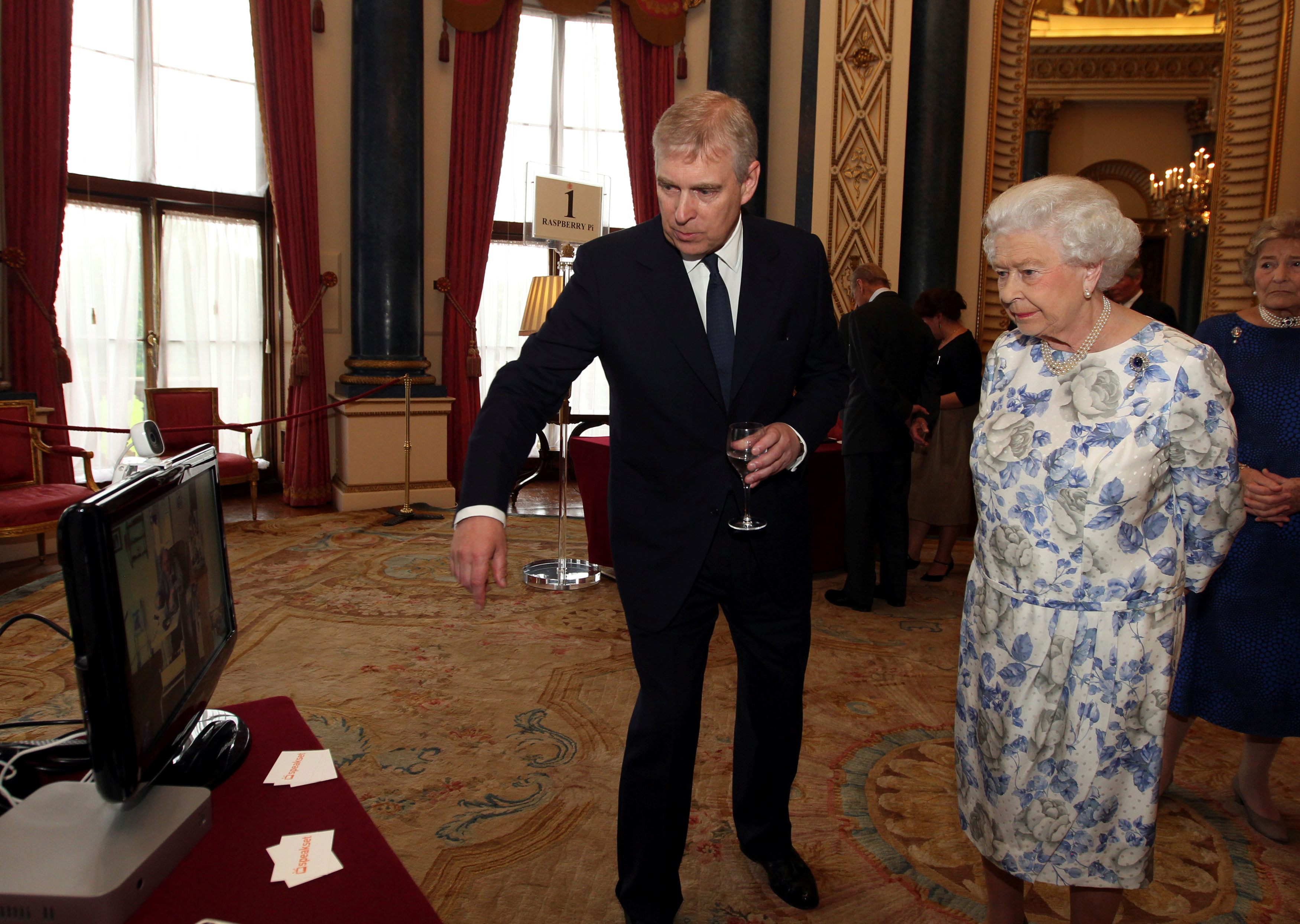 El príncipe Andrés en el Palacio de Buckingham, junto a su madre, la fallecida reina Isabel (Reuters)