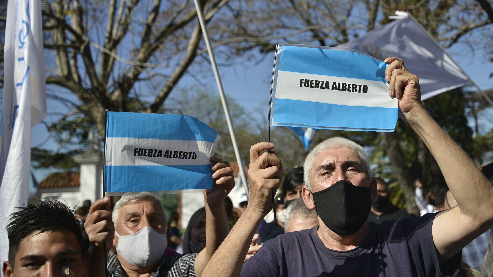 Con banderas que tenían la inscripción