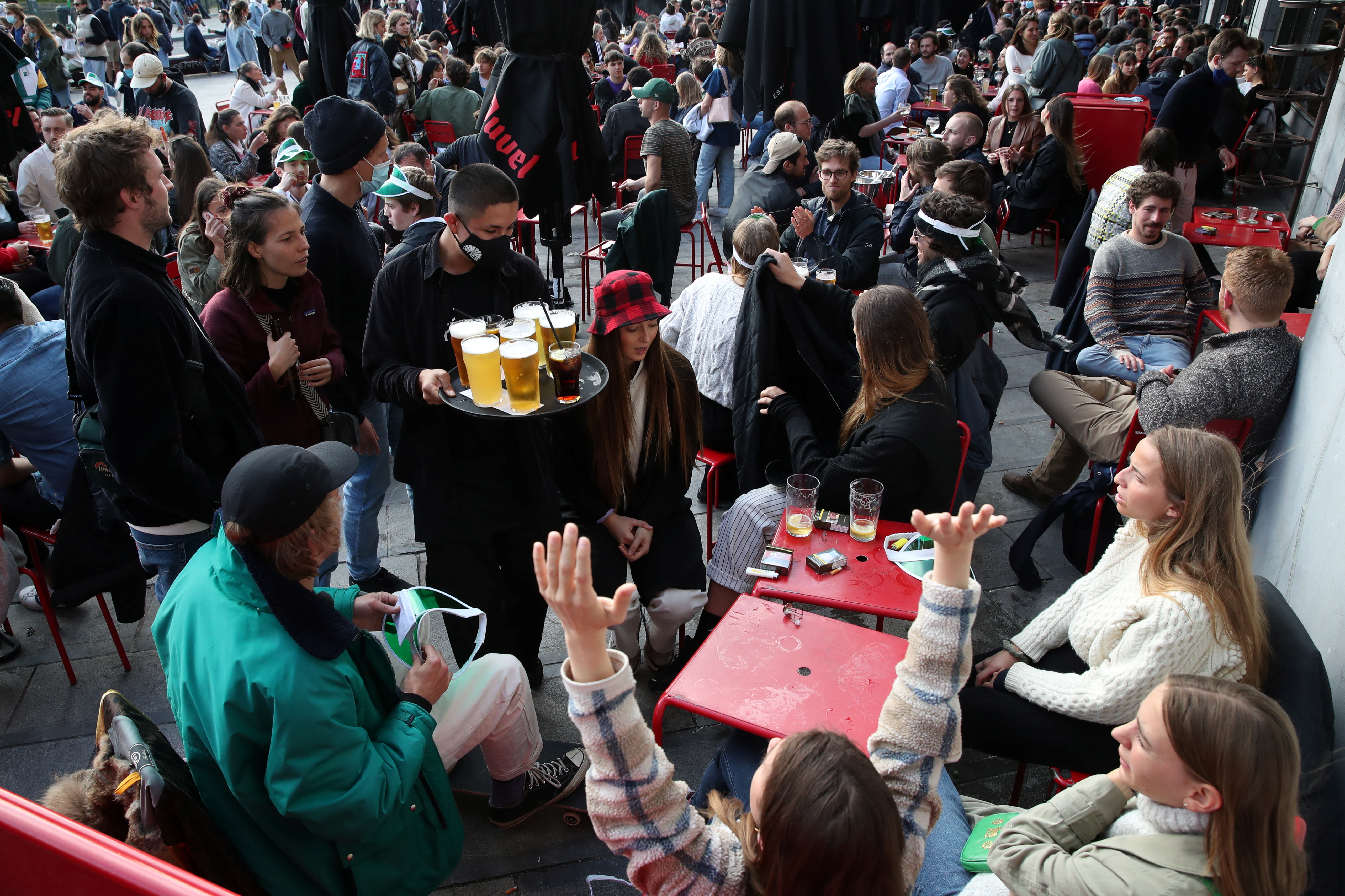 Al consumir alcohol, aumenta el riesgo de desinhibición de las conductas sociales. En el contexto de pandemia, las personas pueden acortar la distancia con extraños en lugares donde consumen bebidas alcohólicas, según el experimento que se hizo en los Estados Unidos REUTERS/Yves Herman