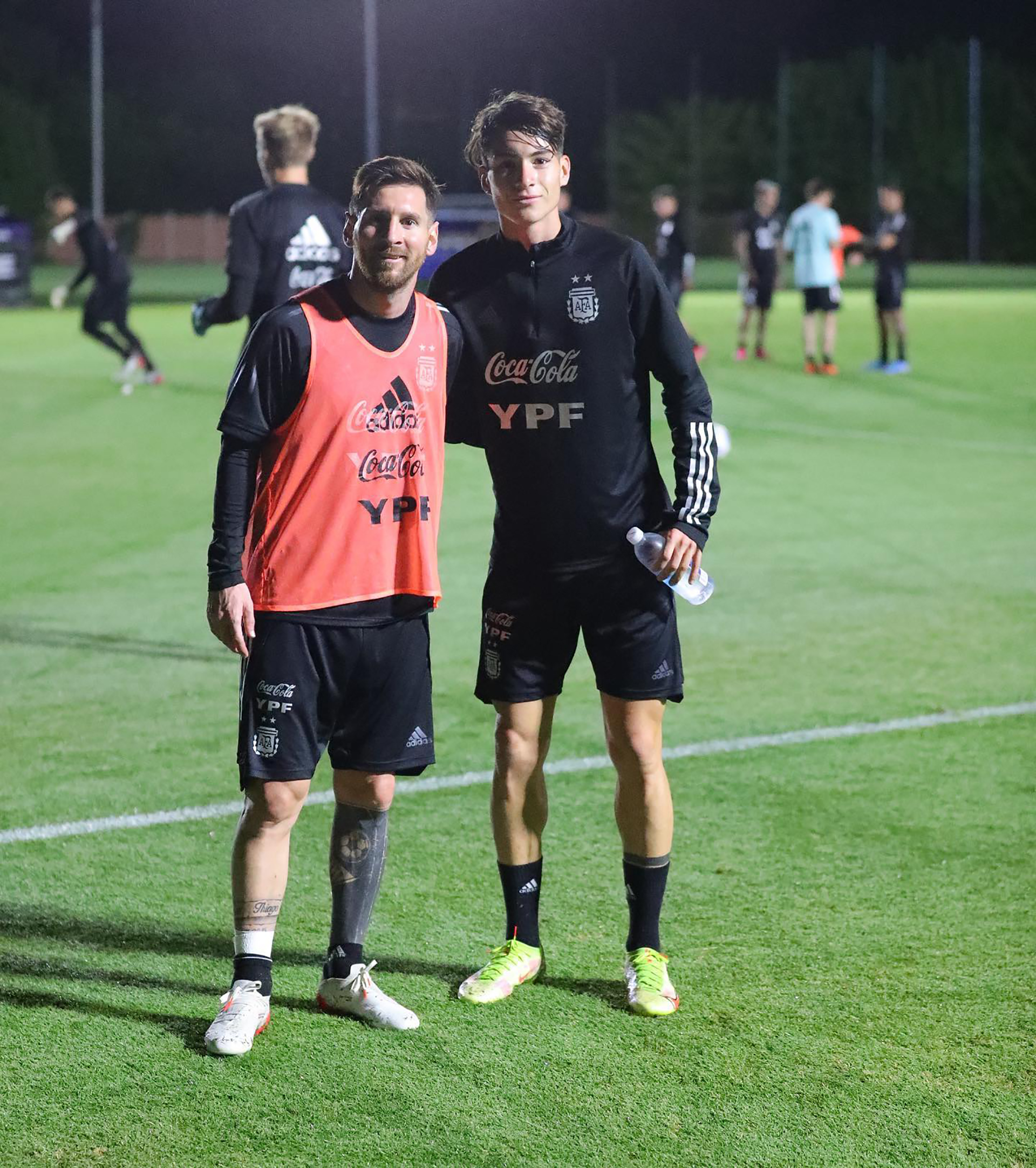 Matías Soulé con Lionel Messi (@matiassoule11)