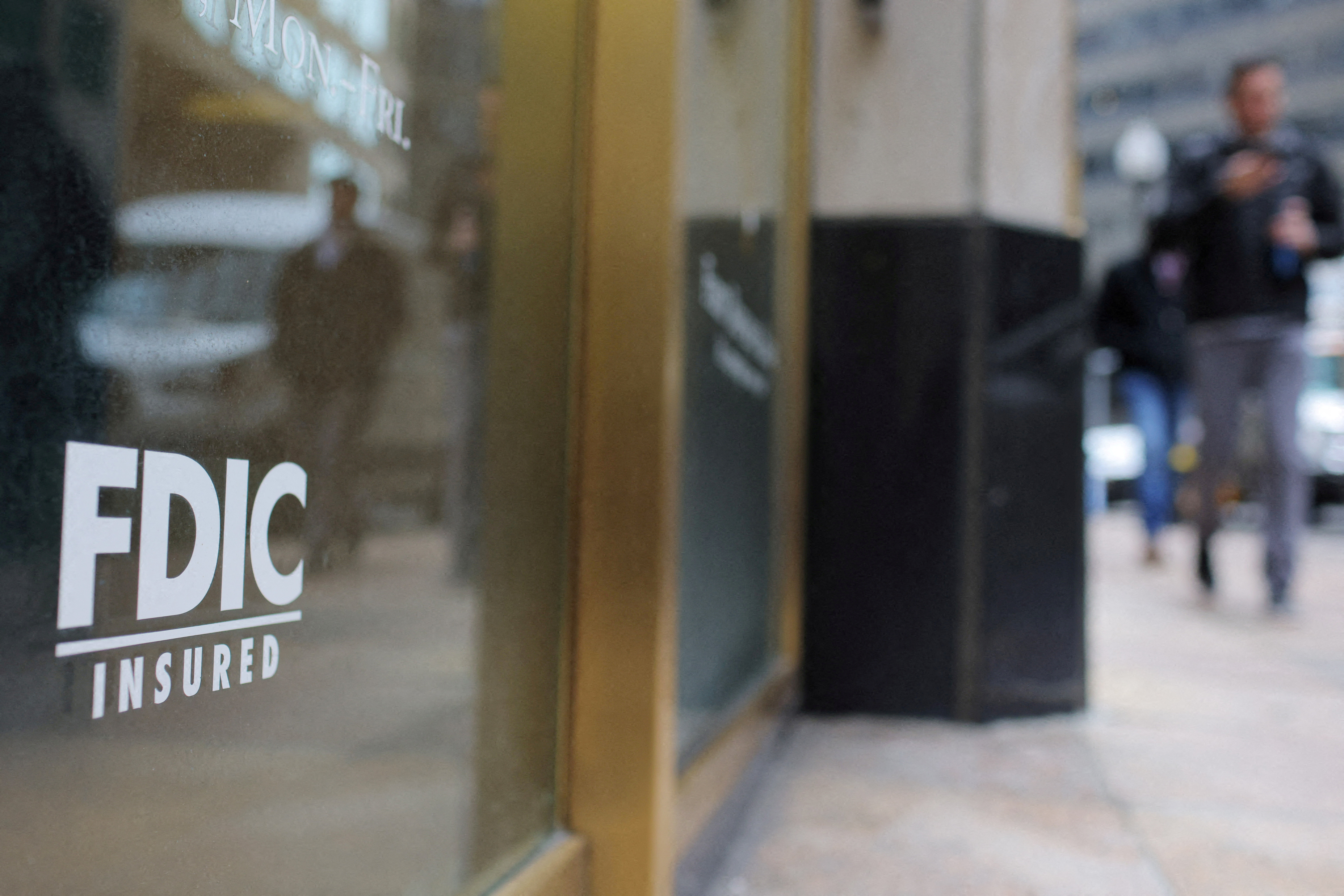 Un cartel reza "FDIC Insured" en la puerta de una sucursal del First Republic Bank en Boston, Massachusetts, Estados Unidos (Reuters)