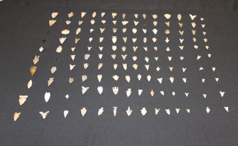 El INAH recibió un lote de piezas como puntas de proyectil, cuchillos de pedernal, artefactos de concha y hueso, fósiles marinos y elementos orgánicos. (Foto: SRE/Gobierno de México)