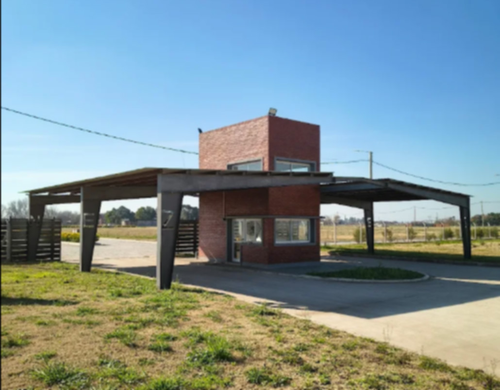 Violento robo en un country de Rosario: ocho hombres derribaron la puerta de una casa y redujeron toda una familia