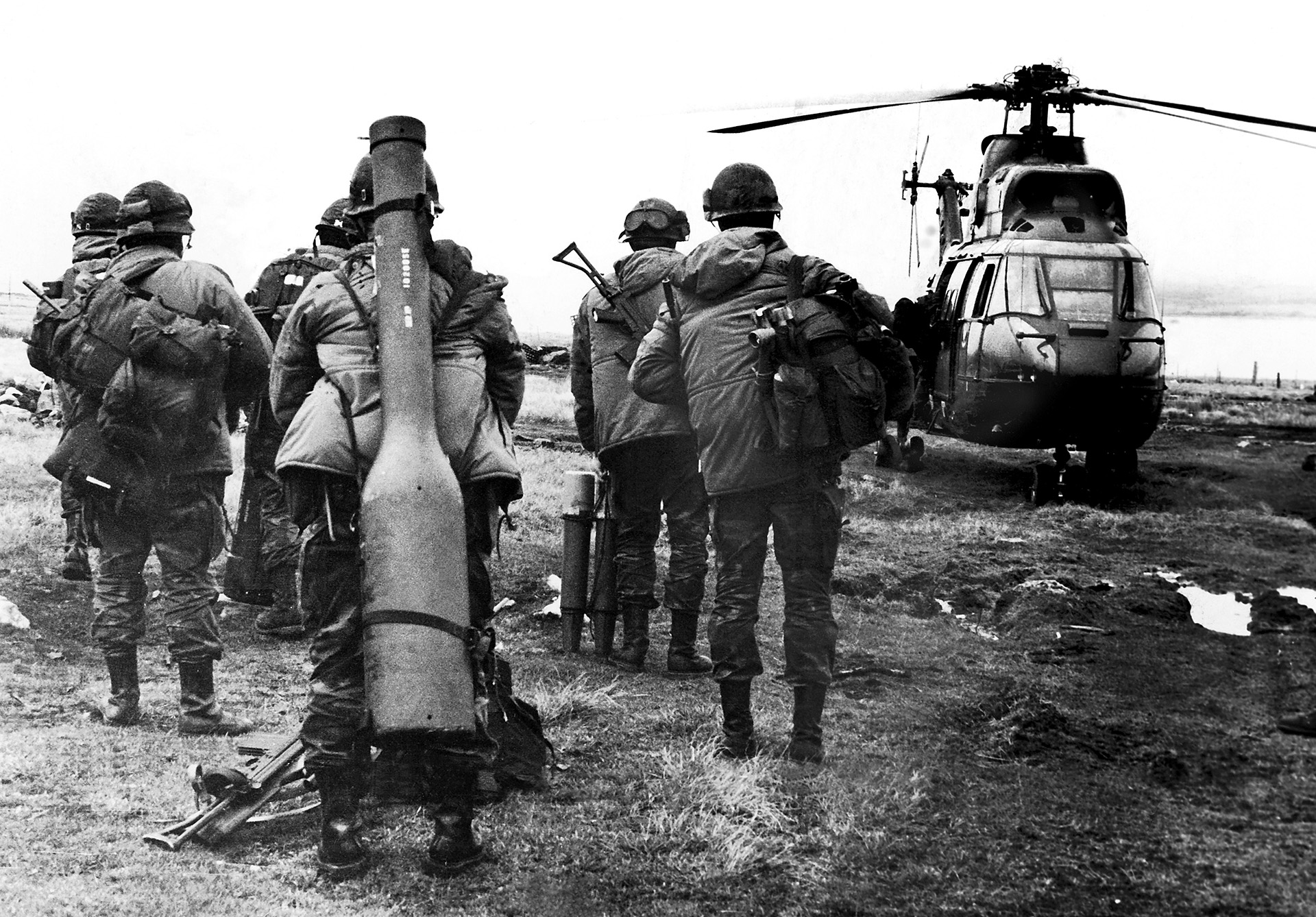 A las 4:40 de la madrugada del 1º de mayo de 1982, veintiuna bombas fueron lanzadas al aero?dromo de Puerto Argentino desde un avio?n Vulcan (Eduardo Farré)