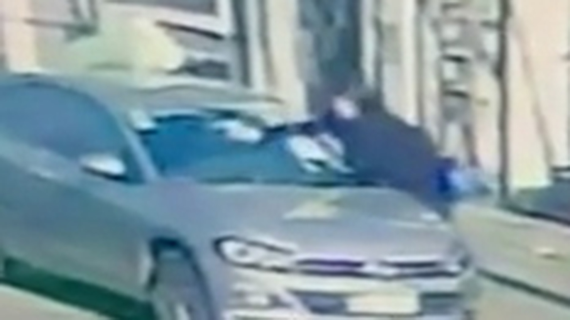 Una mujer no pudo salir del garaje por un auto mal estacionado y reaccion&oacute; con furia: ray&oacute; el coche, le tir&oacute; huevos y basura