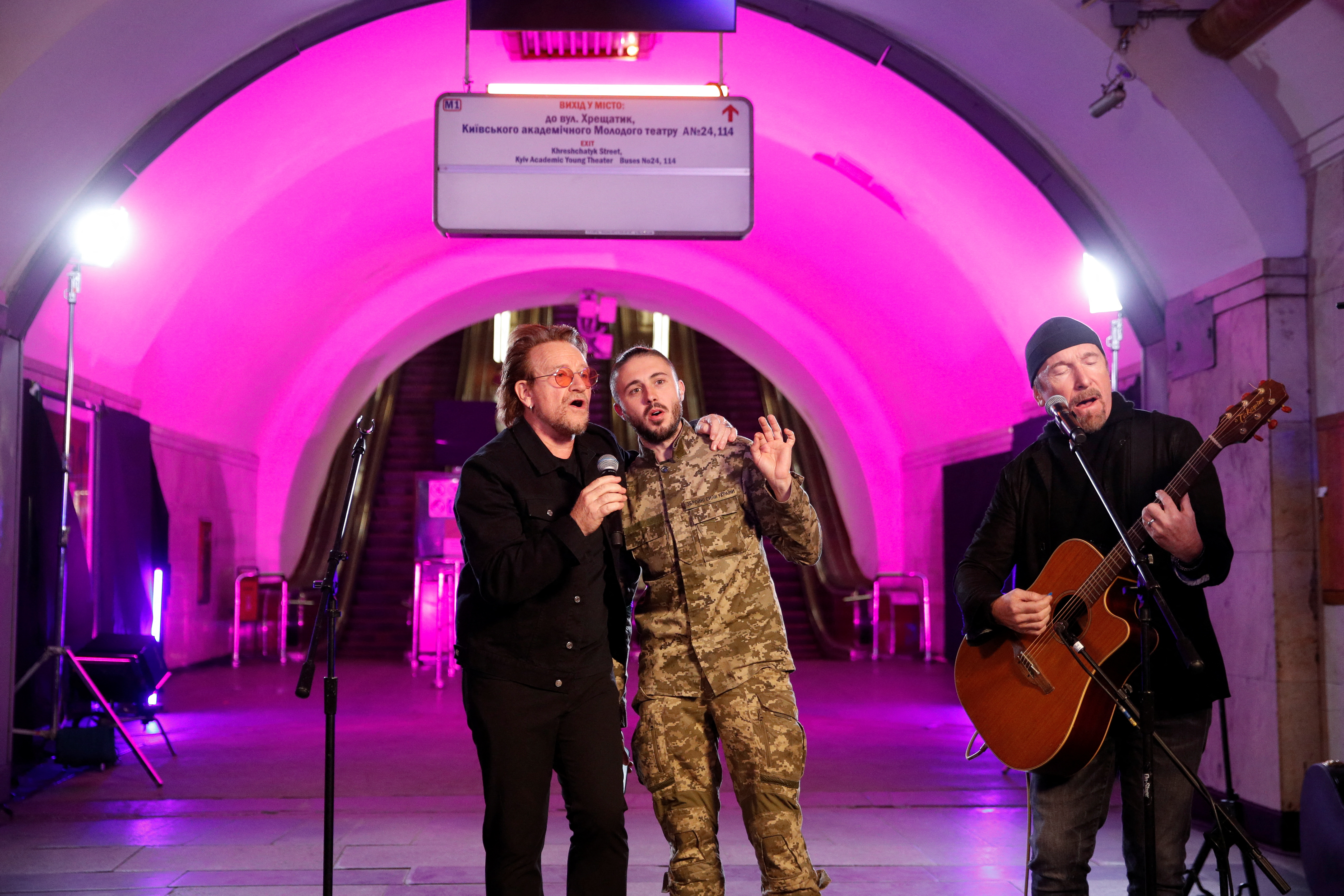 Bono y The Edge (U2) dieron un concierto a beneficio en una estación de metro de Kiev, Ucrania, a pedido del presidente Zelensky, para generar consciencia sobre la invasión rusa.
(REUTERS)