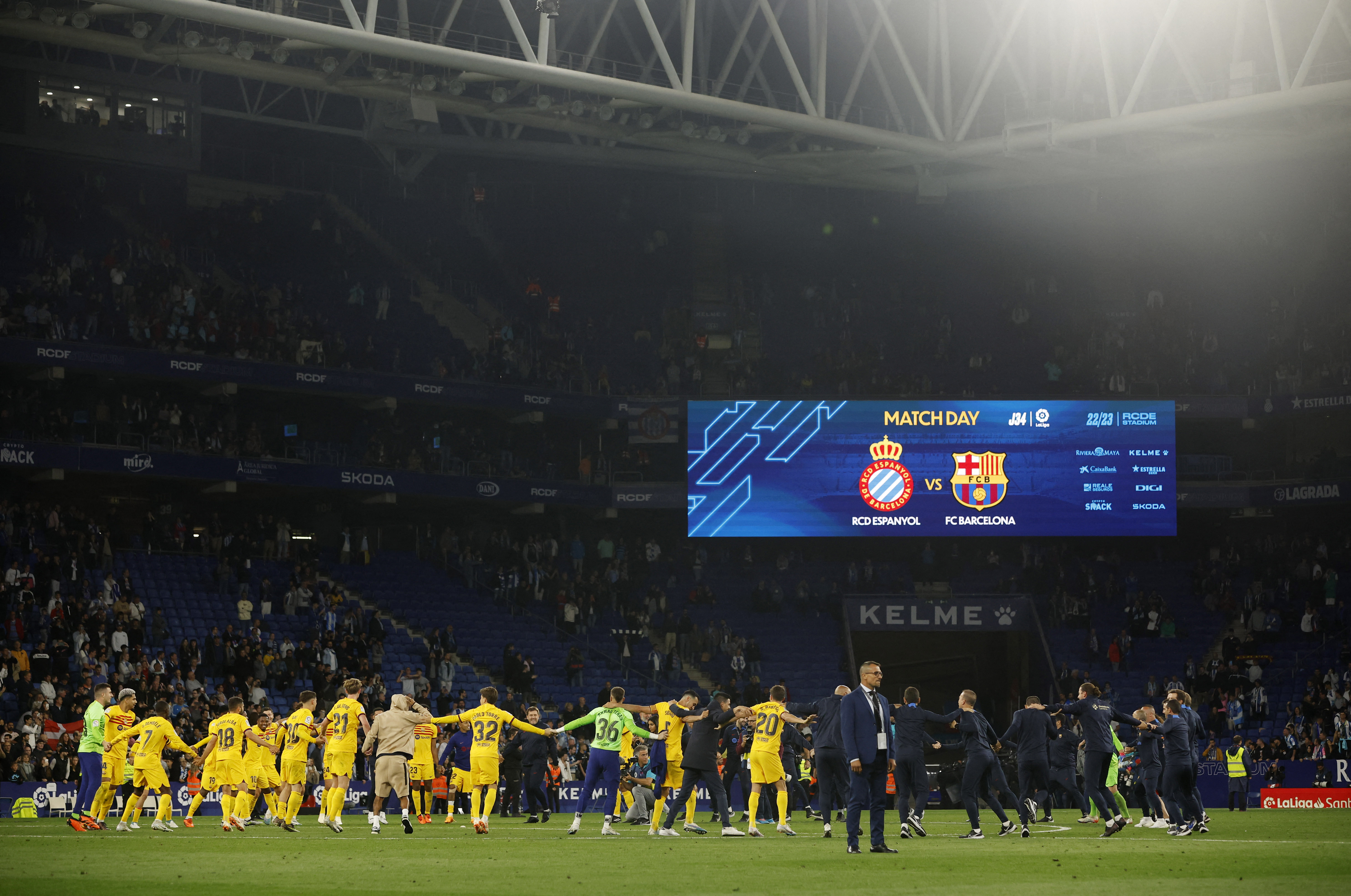 Una imagen que quedará para la historia: el Barcelona gritando campeón en el campo de su clásico de ciudad (Foto: Reuters)