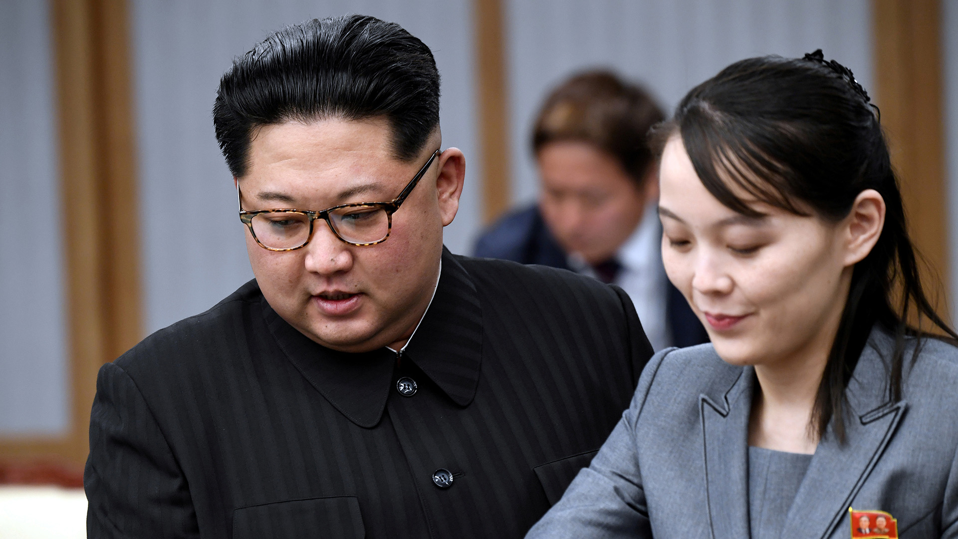 El líder supremo norcoreano, Kim Jong-un, y su hermana Kim Yo-jong  (via Reuters)