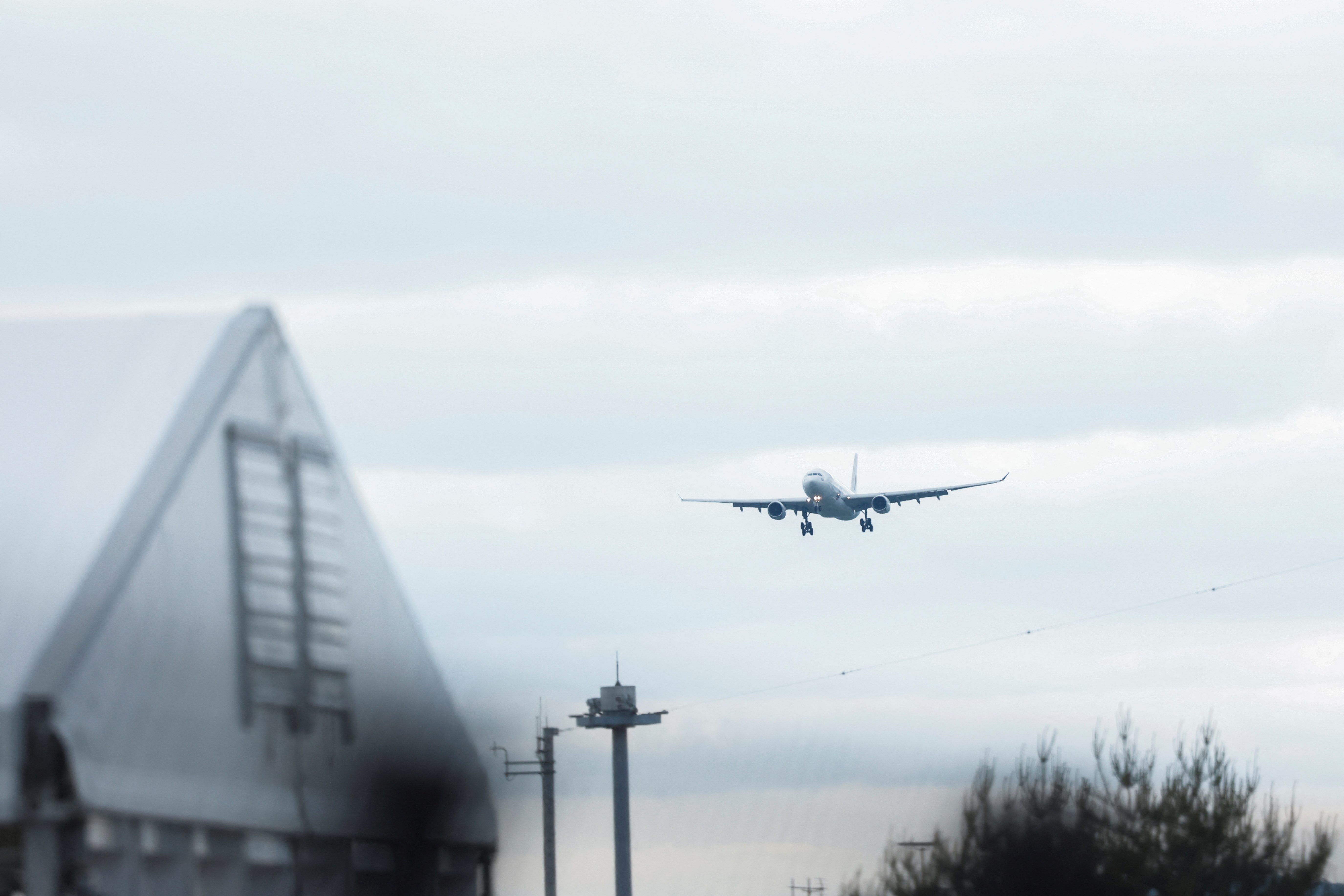 El avión que traslada al presidente ucraniano Volodimir Zelensky preparando su aterrizar en el aeropuerto de Hiroshima para su asistencia a la cumbre de líderes del G7. (REUTERS)