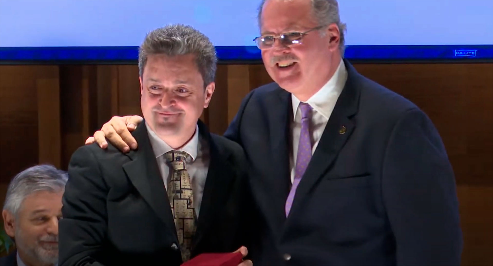 El momento en que Jorge Born, presidente de la Fundación, entregó el galardón a Galo Soler Illia, Premio Científico Fundación Bunge y Born 2022