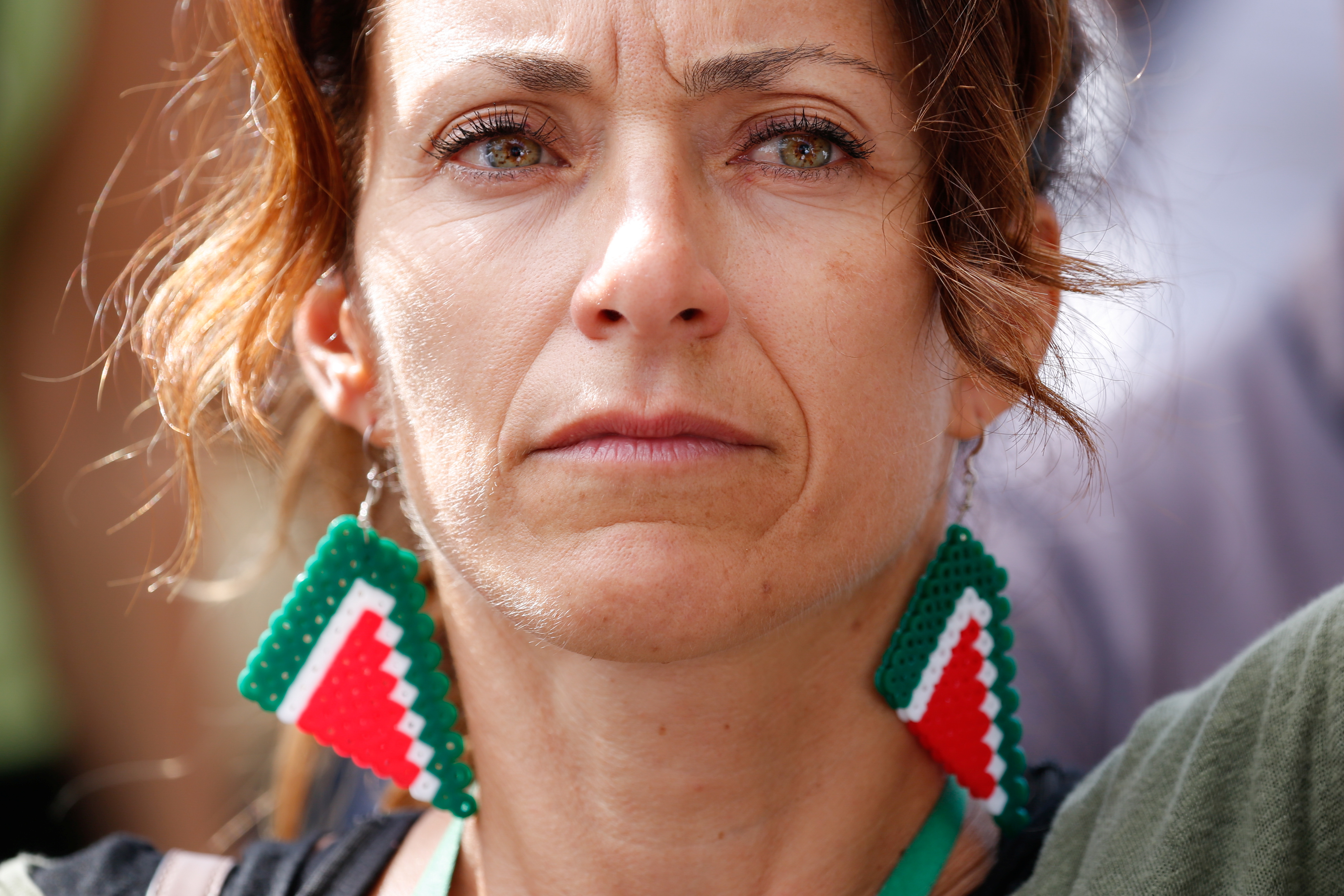 Un manifestante lleva pendientes con el logo de Alitalia, durante una protesta contra la nueva aerolínea estatal Italia Trasporto Aereo (ITA), sucesora de Alitalia, en Roma, Italia, el 24 de septiembre de 2021. (REUTERS / Remo Casilli)