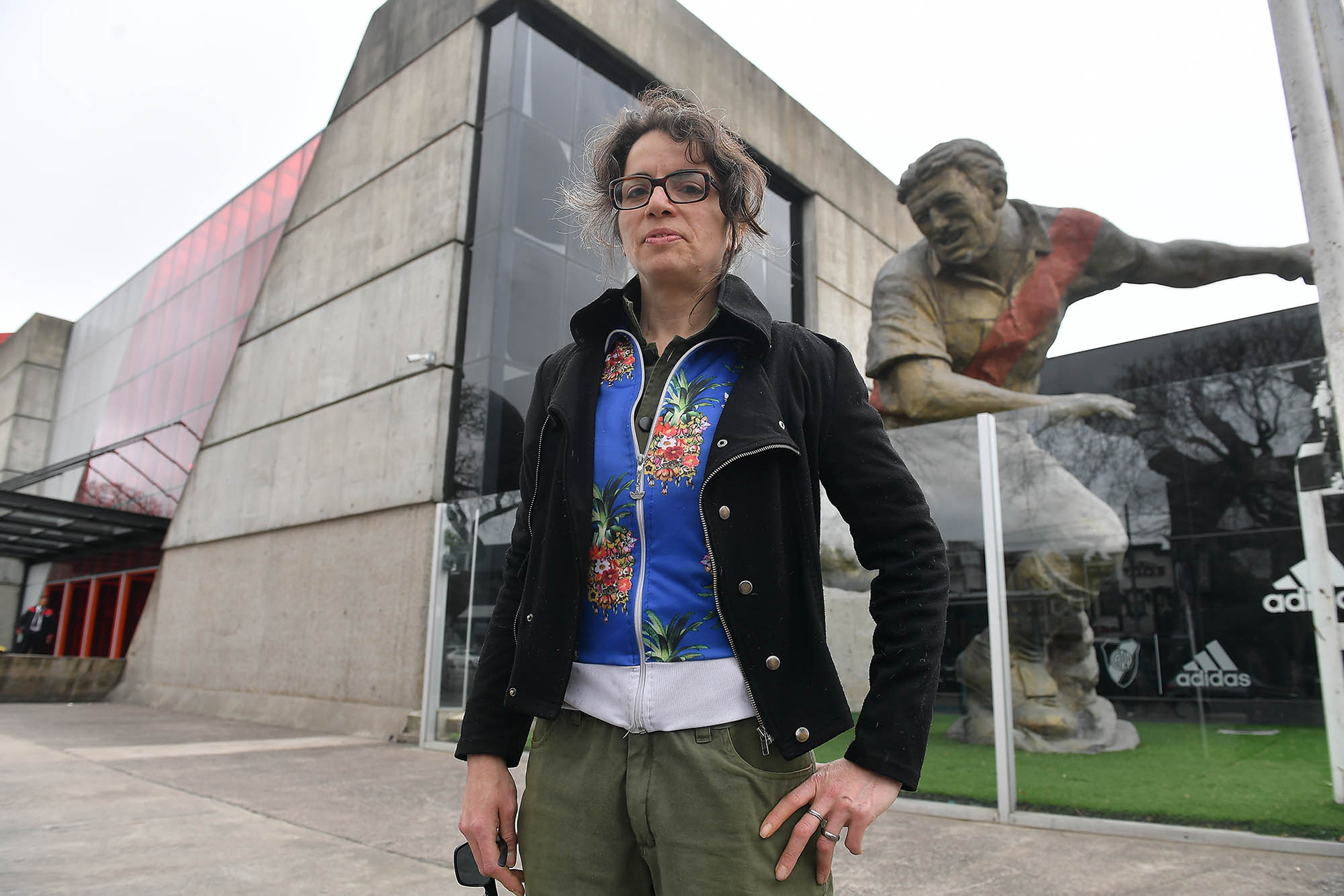 Mercedes Salvall, junto a la estatua de Ángel Labuna