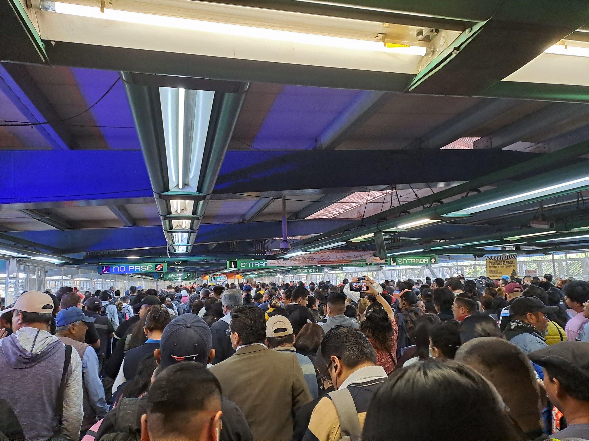Metro CDMX: Líneas 7 y 8 continúan con avance lento y saturación en algunas estaciones 