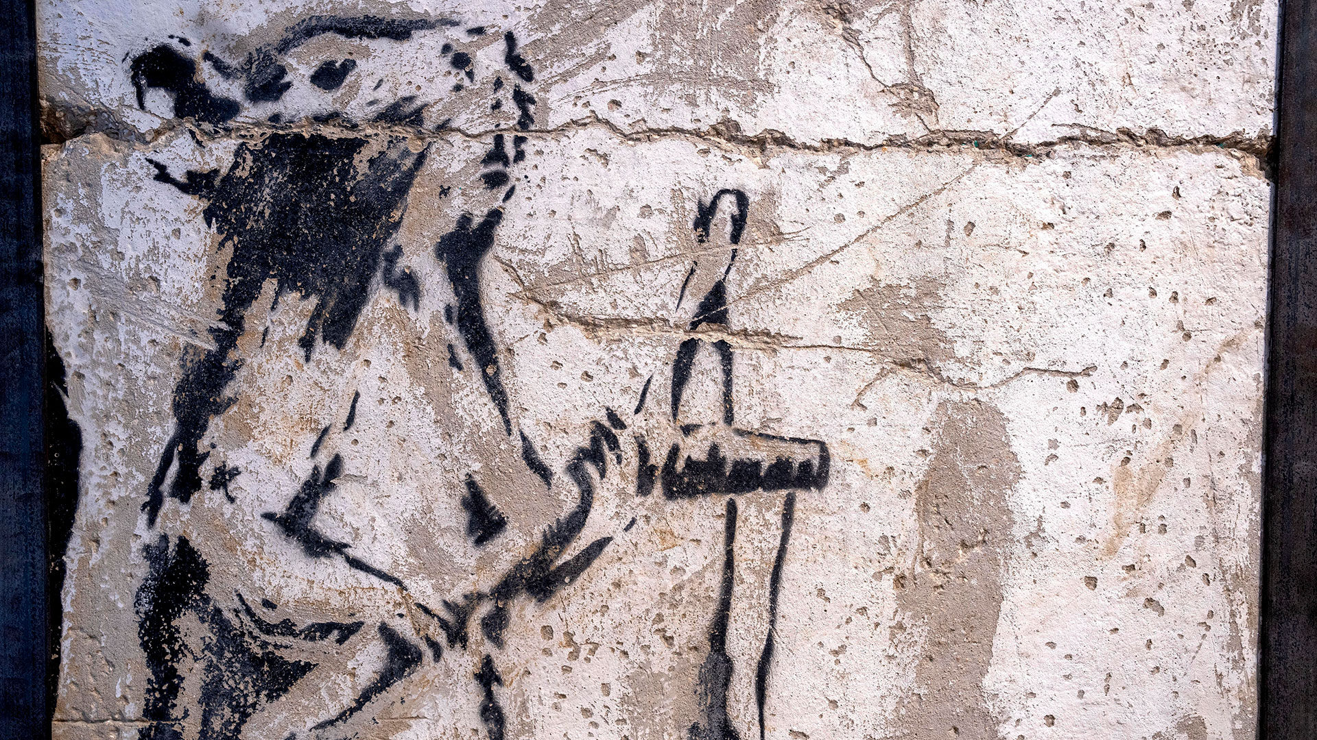 Una pintura del enigmático artista británico Banksy que fue misteriosamente sacada de Cisjordania se expone en la Urban Gallery de Tel Aviv (AP/Oded Balilty)