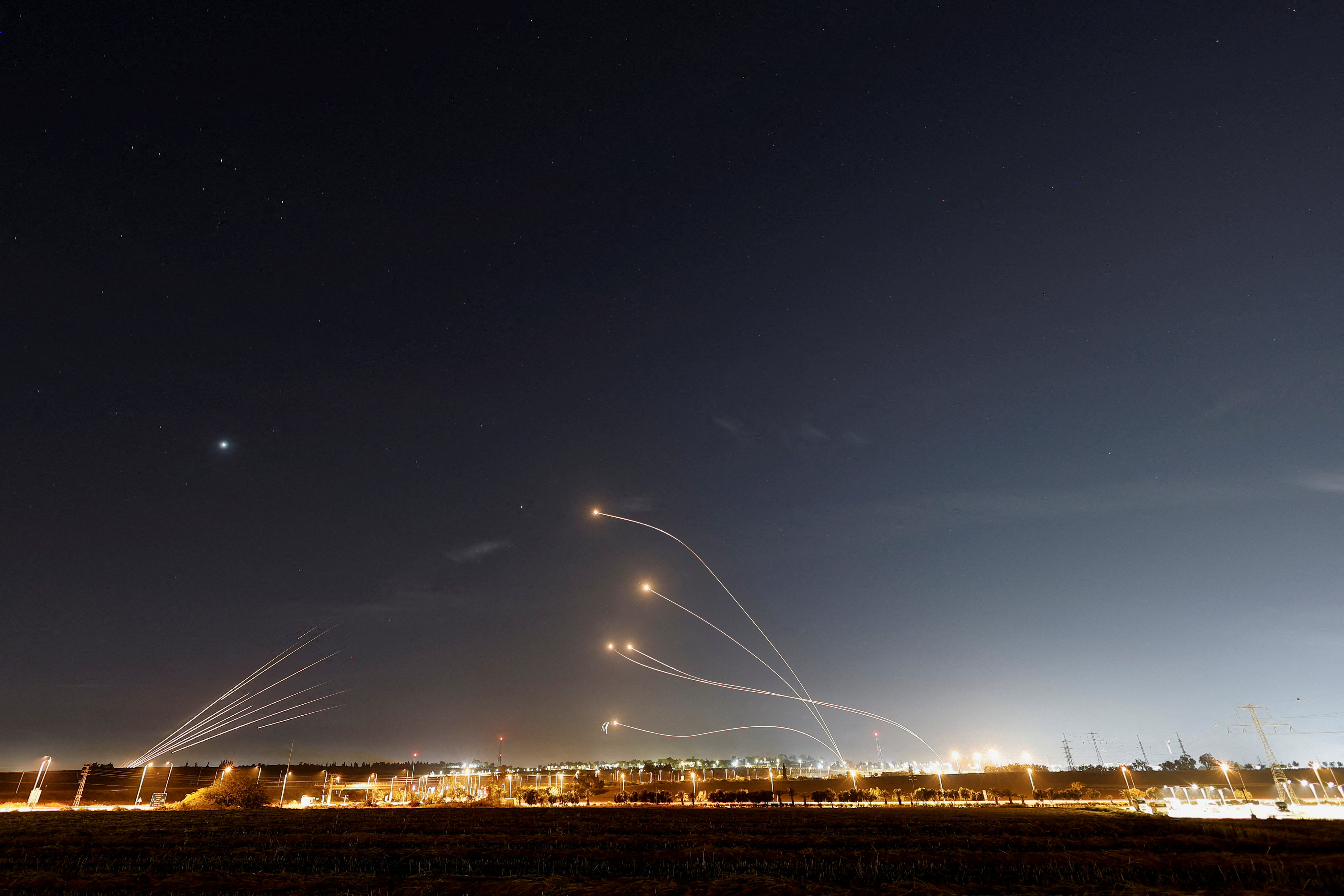 El sistema antimisiles israelí Cúpula de Hierro intercepta cohetes lanzados desde la Franja de Gaza, en Sderot, Israel 10 de mayo de 2023 REUTERS/Ammar Awad