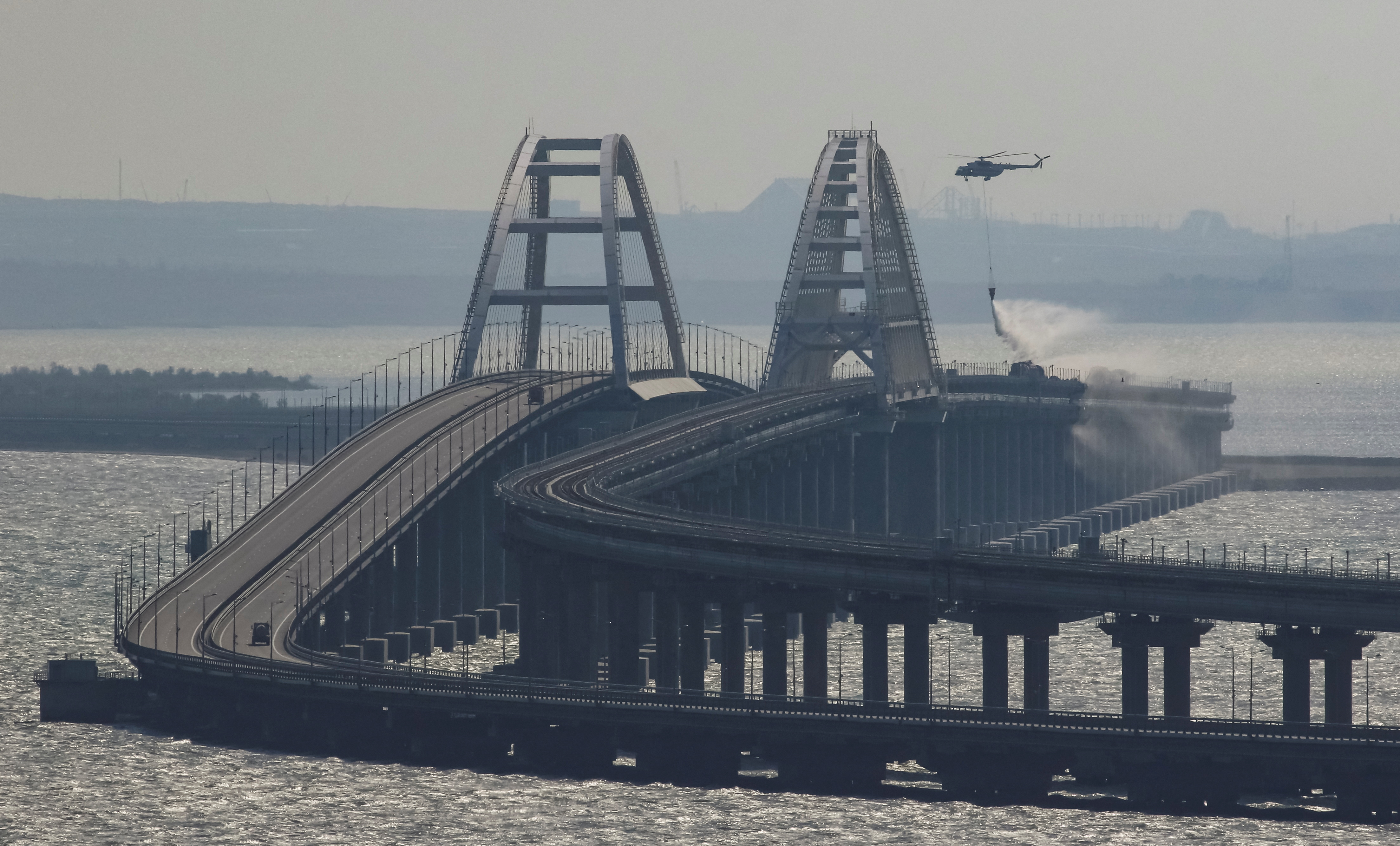 Un helicóptero apaga el fuego tras la explosión en el puente (REUTERS/Stringer)