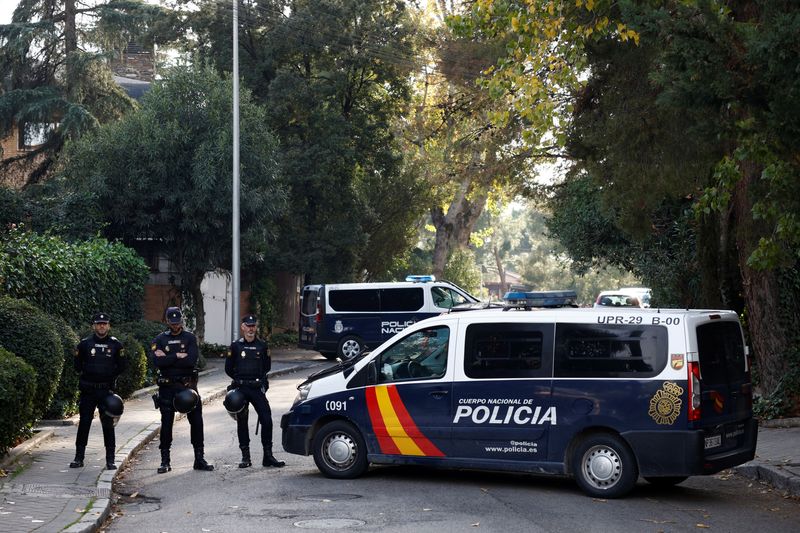 Agentes de polícia frente a la embajada de Ucrania en Madrid, España, luego de la aparición de un sobre explosivo (REUTERS/Juan Medina)