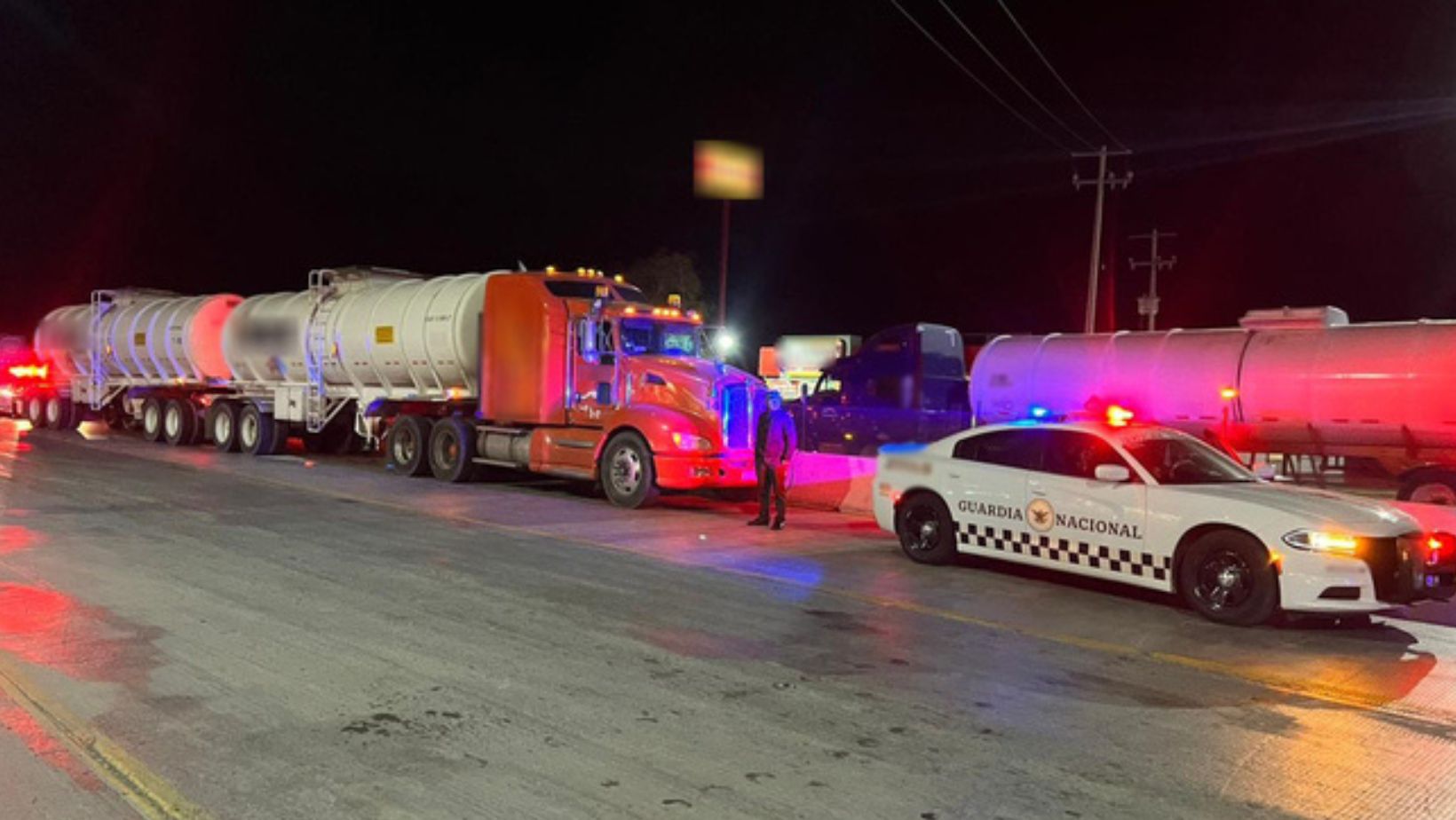 Tractocamión con más de 60 mil de comsbustible fue asegurado por la Guardia Nacional en Nuevo León.
(Guardia Nacional)