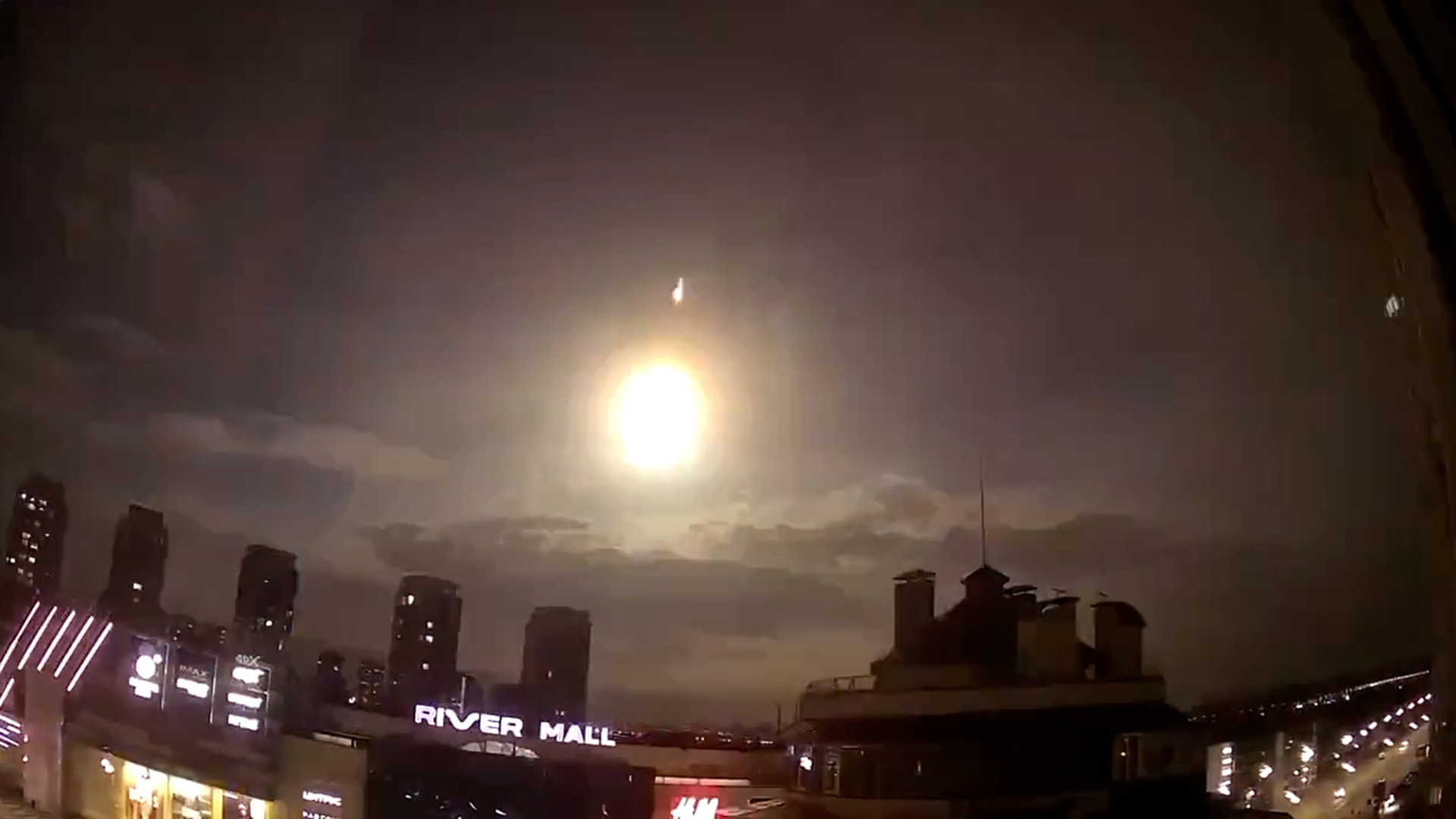 Un fuerte destello en el cielo de Kiev encendió las alarmas e investigan si era un satélite o un meteorito