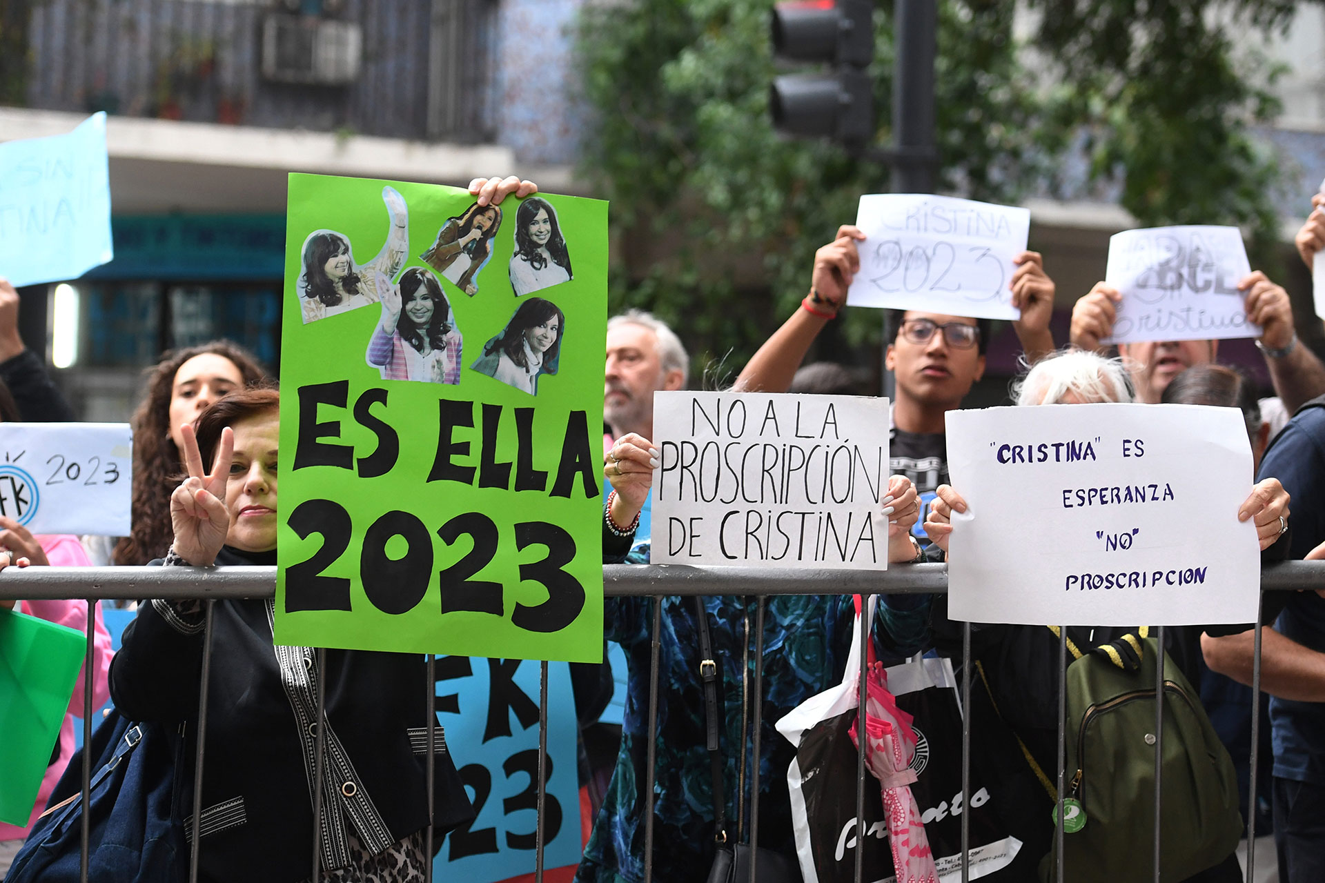Algunos de los carteles con los que recibieron a los dirigentes en la puerta de Matheu reclamando por Cristina Kirchner (Télam)