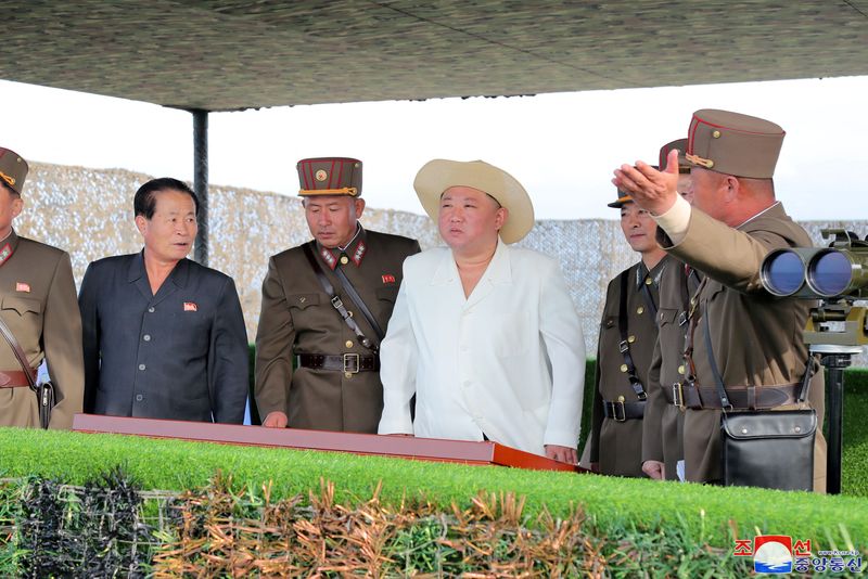 El dictador norcoreano Kim Jong-un supervisa ejercicios militares en un lugar no revelado de Corea del Norte, en esta foto sin fecha publicada el 10 de octubre de 2022 por la Agencia Central de Noticias de Corea del Norte (KCNA vía REUTERS)