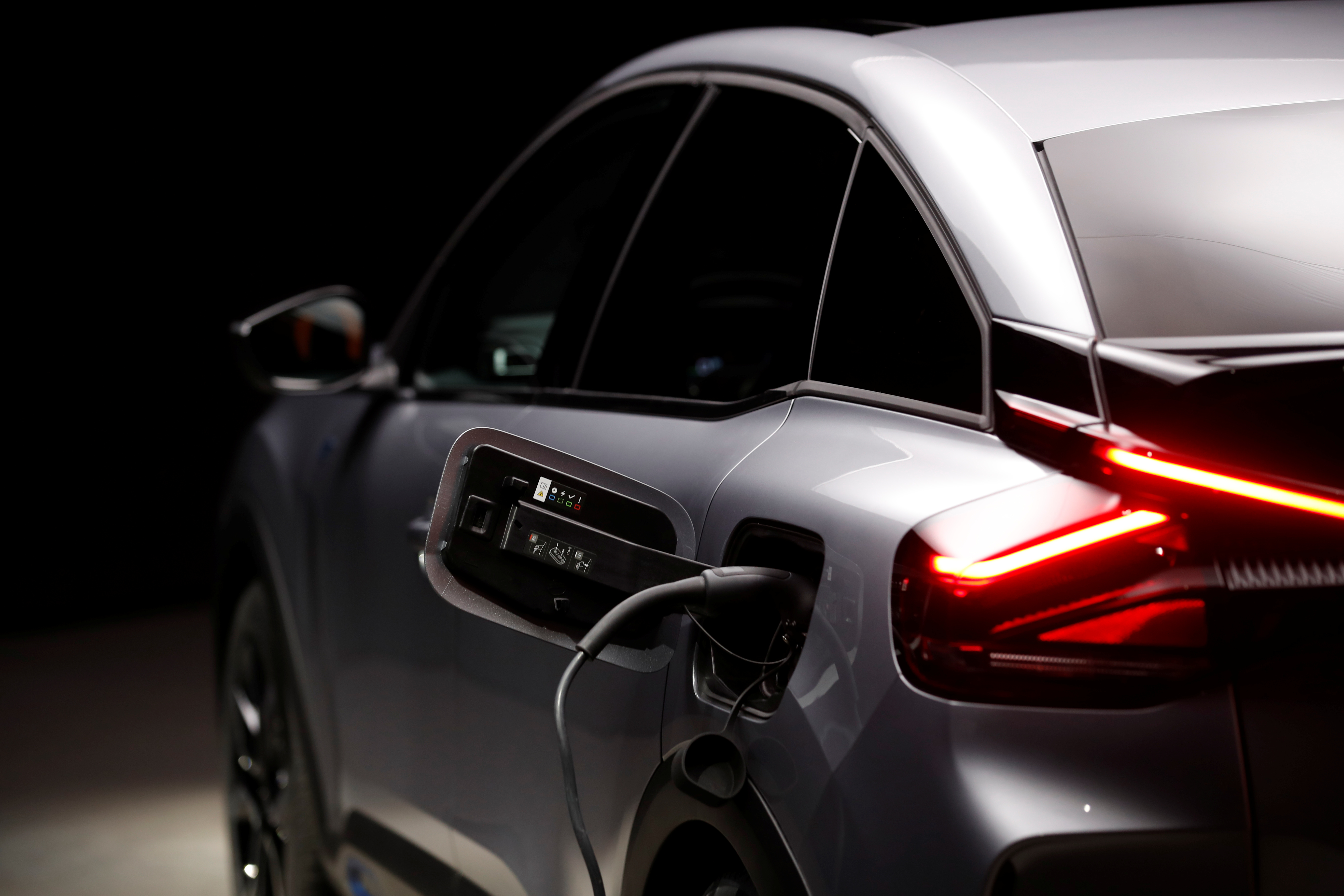 Citroën ha encontrado una oportunidad para educar a los usuarios y de híbridos enchufables y a la vez premiarlos con beneficios económicos de acuerdo a su comportamiento. REUTERS/Gonzalo Fuentes