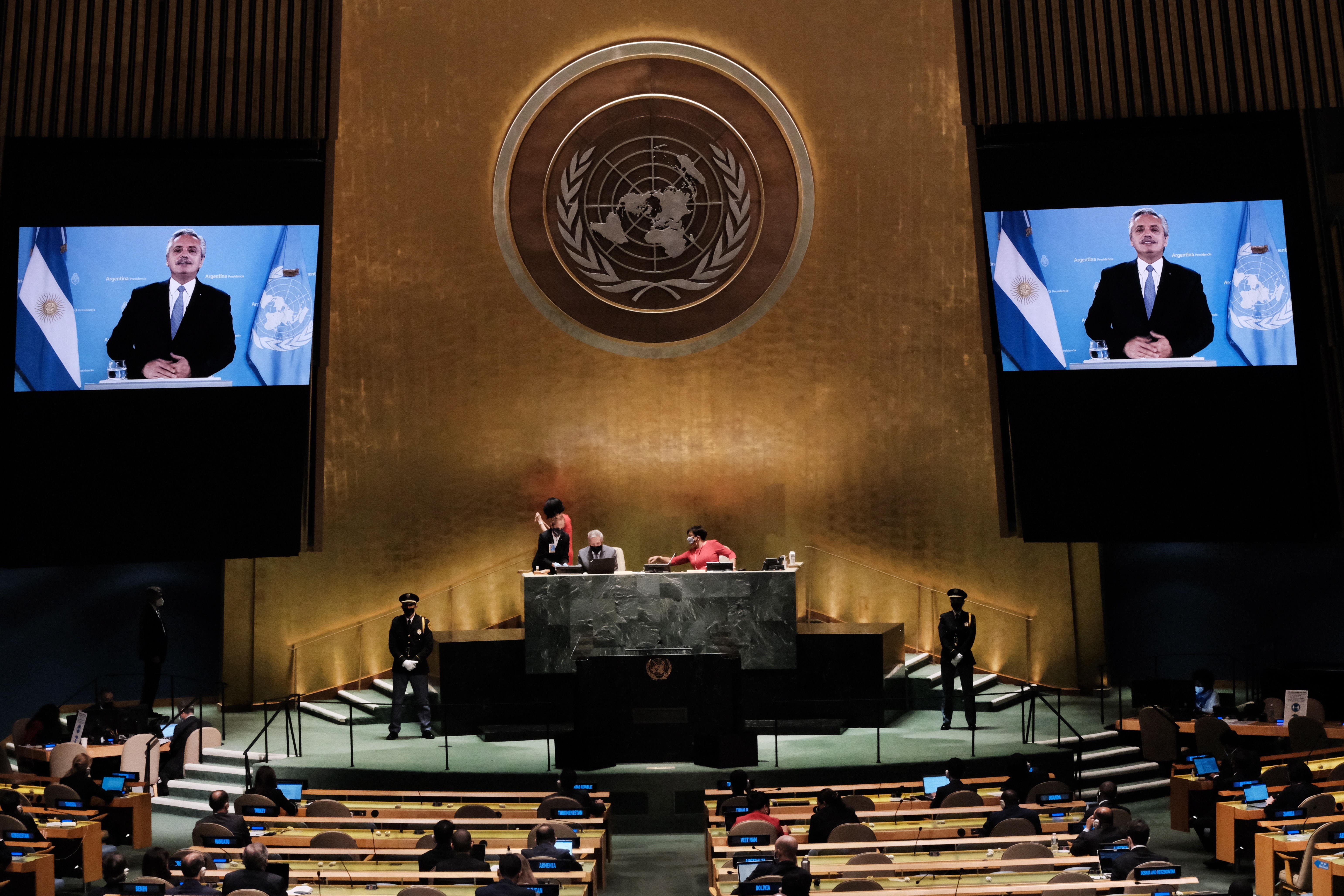 El presidente de Argentina, Alberto Fernández (en las pantallas), durante su intervención en la 76 Asamblea General de las Naciones Unidas, en Nueva York (EFE/Spencer Platt/Pool)