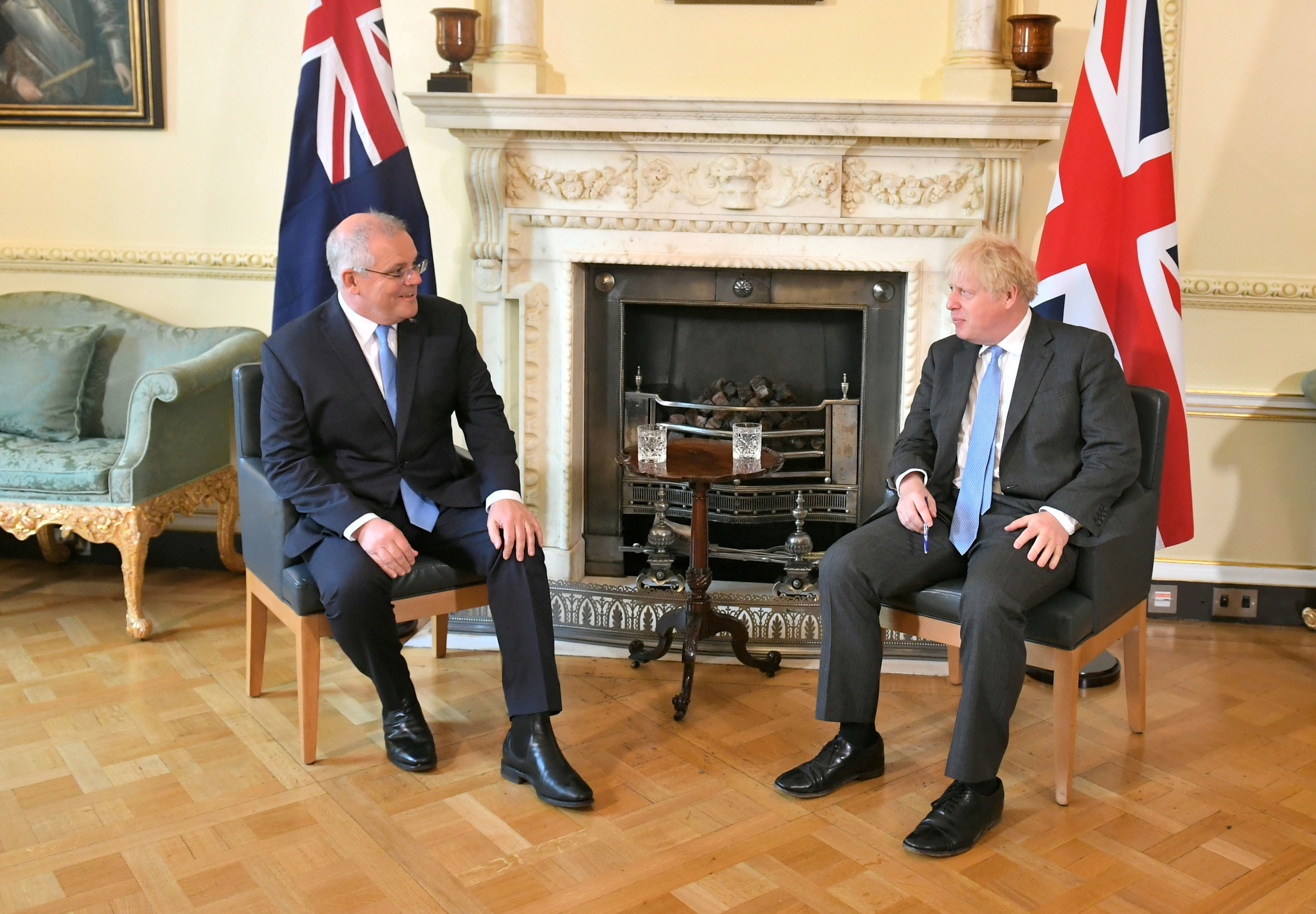 El primer ministro británico, Boris Johnson, y su homólogo australiano, Scott Morrison, hablan en el número 10 de Downing Street, antes de una reunión para anunciar formalmente un acuerdo comercial, en Londres, Reino Unido, el 15 de junio de 2021. Dominic Lipinski / Pool vía REUTERS