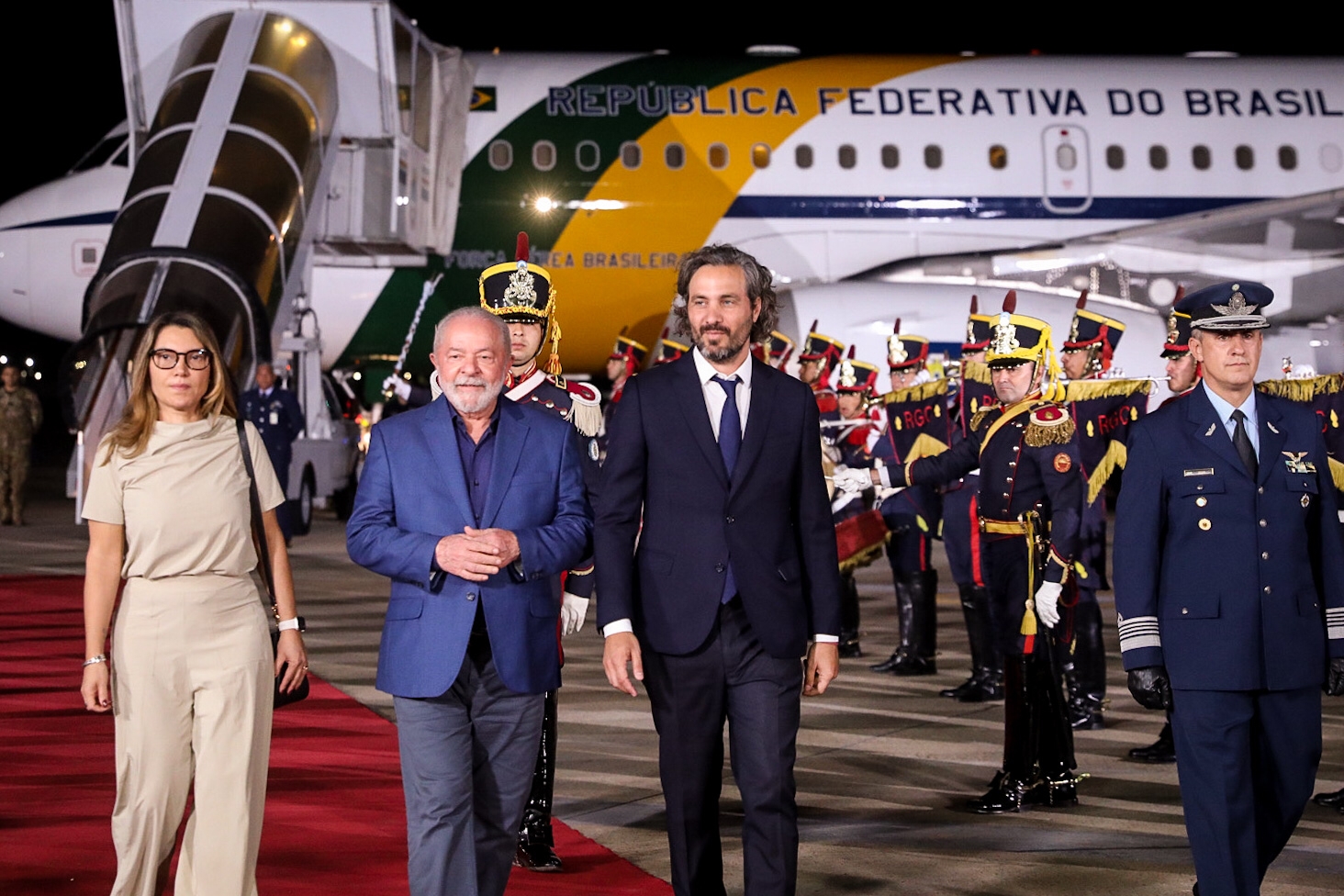 Lula junto a su esposa tras arribar a la Argentina