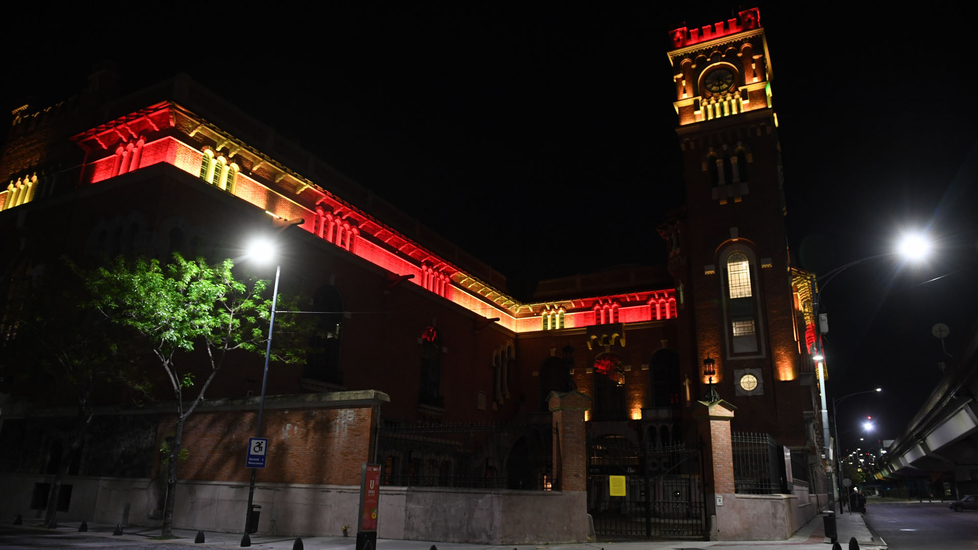 En todos los casos, la iluminación se hizo con los colores de la bandera española.