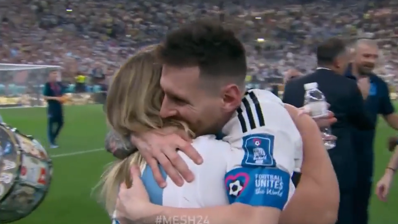 El abrazo de Leo Messi, tras el triunfo ante Francia, con Antonia, ayudante de cocina de la Selección