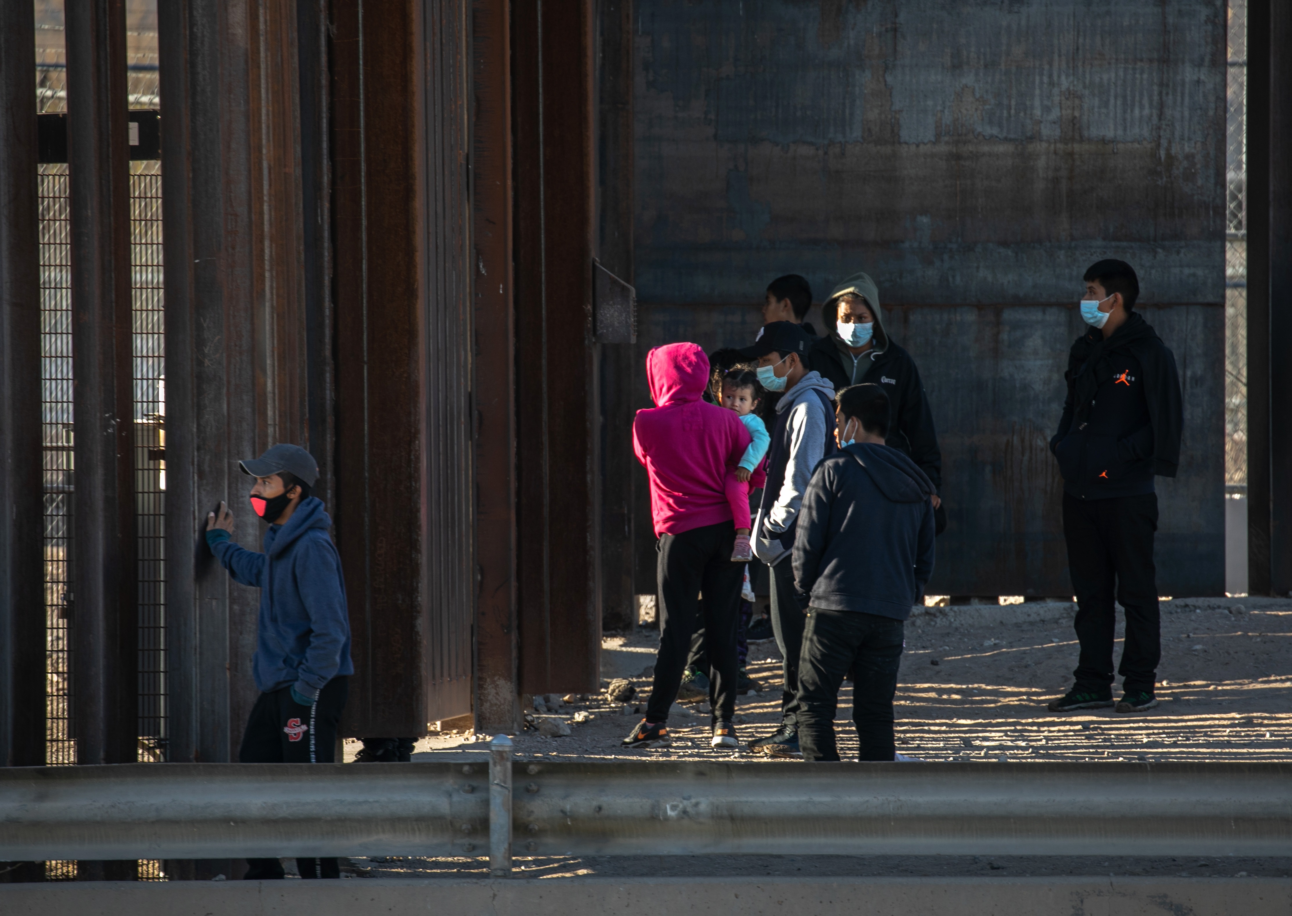 Al menos 700 personas relacionadas al tráfico de inmigrantes fueron detenidas (Foto: EP)