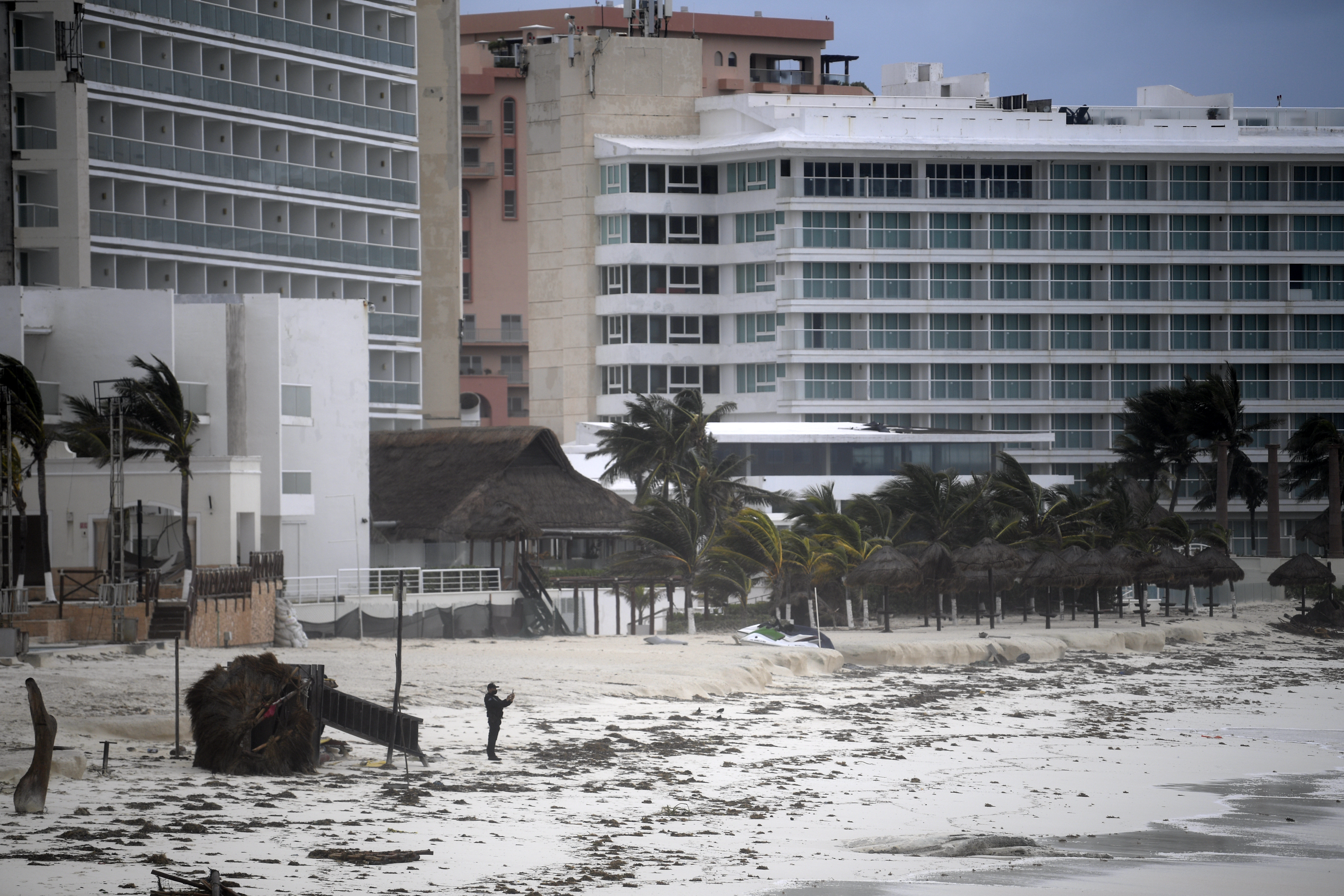 Vista de la playa tras el paso del huracán Delta en Cancún, estado de Quintana Roo, México, el 7 de octubre de 2020.