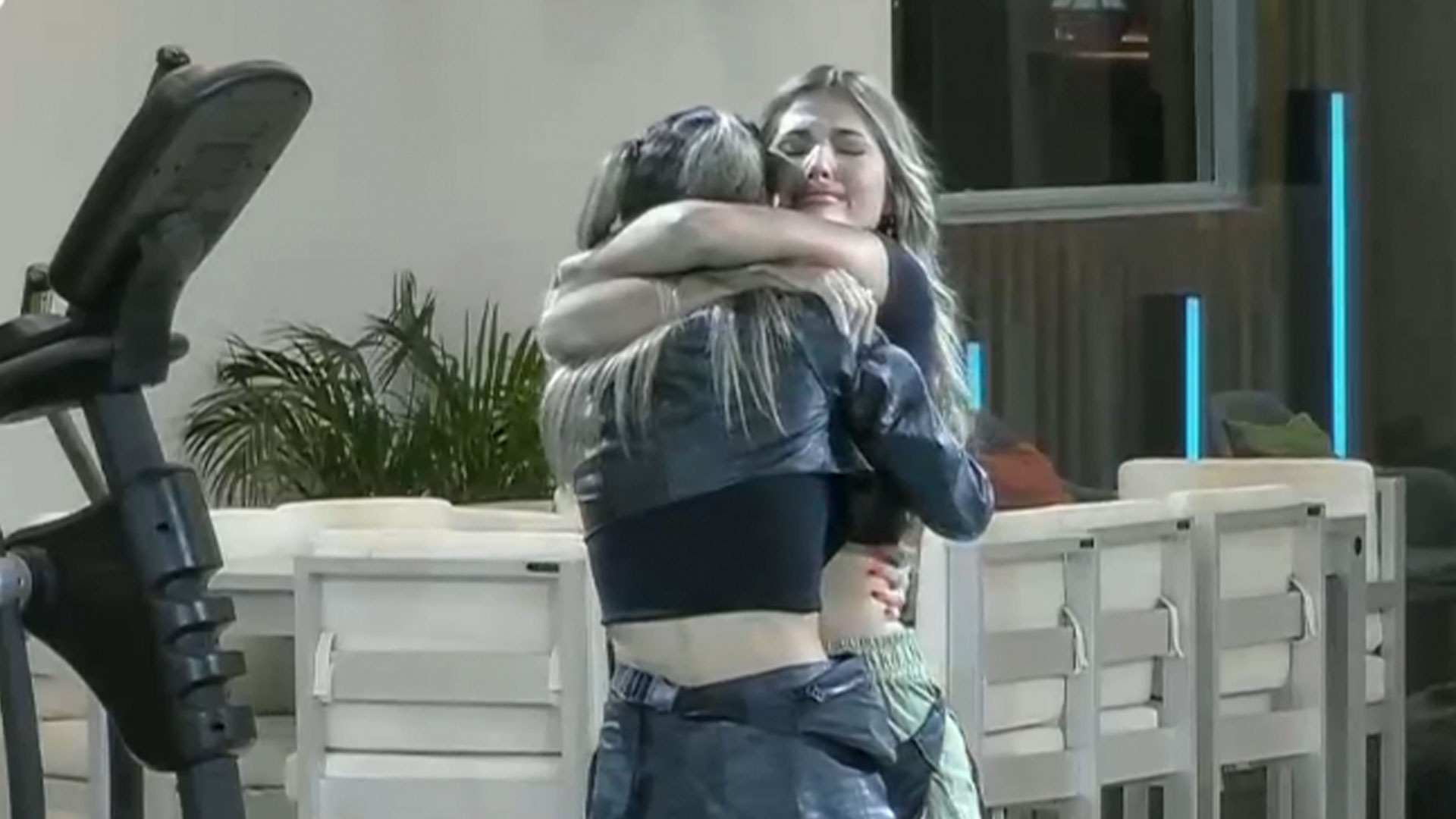 El abrazo entre Julieta y su hermana Camila