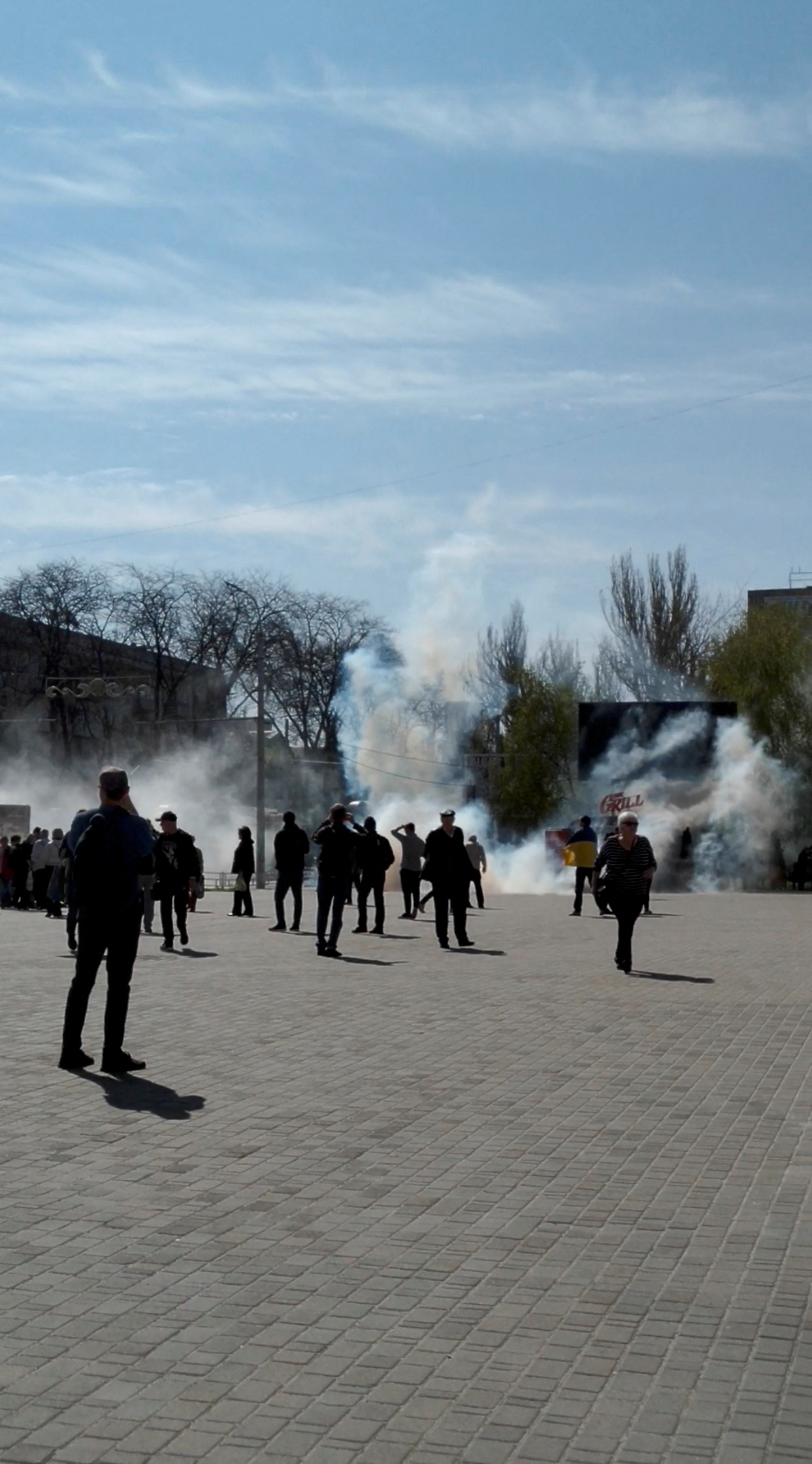 Los manifestantes de la Plaza de la Libertad de Kherson son dispersados con gases lacrimógenos después de la protesta contra el referendum que intentaba organizar la ocupación rusa. (REUTERS from a social media video) 