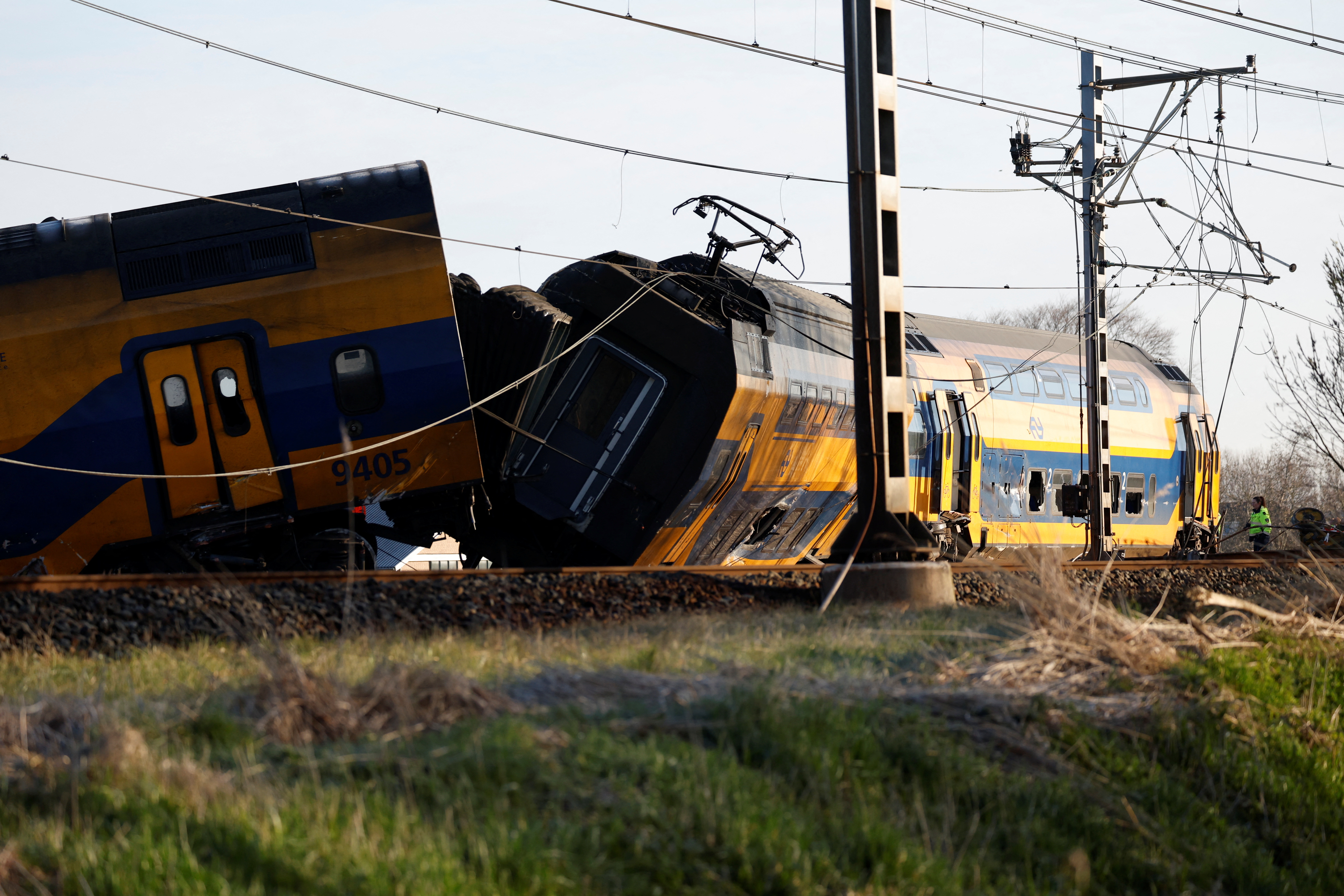 El tren descarriló después de chocar contra maquinaria de construcción situada en las vías a la altura de la localidad de Voorschoten. (REUTERS/Piroschka Van De Wouw)