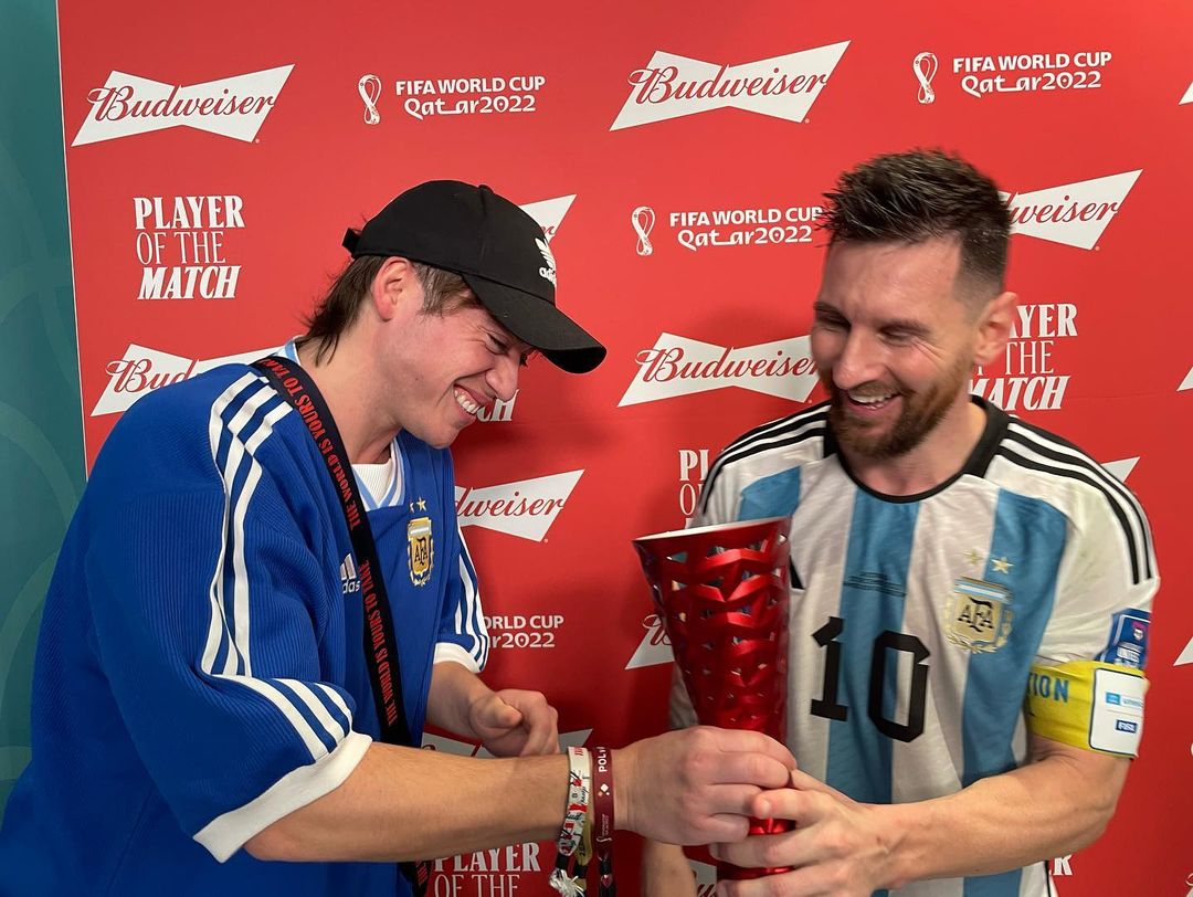 Paulo Londra le entrega el premio a Lionel Messi (Instagram)