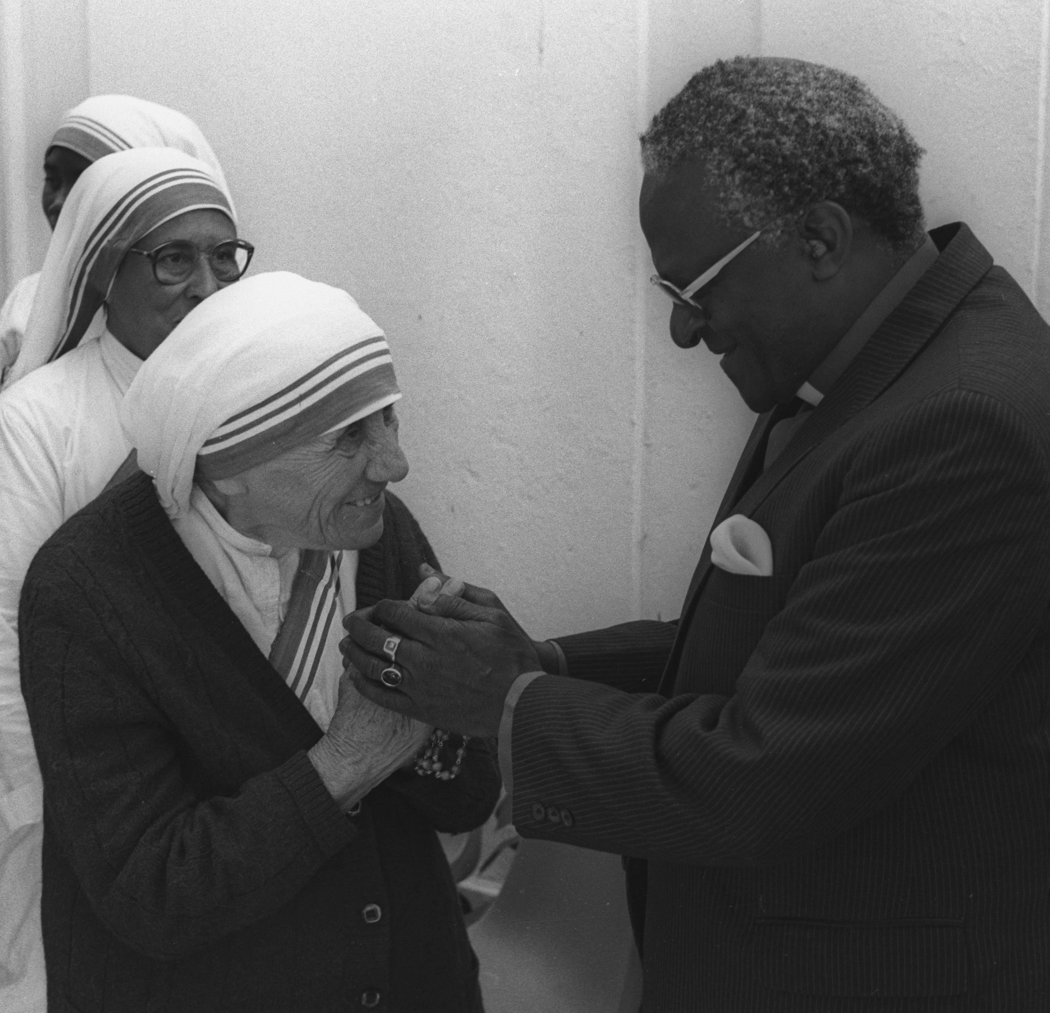 La Madre Teresa de Calcuta y el Arzobispo Desmond Tutu, ganadores del Premio Nobel de la Paz, se reúnen antes de un almuerzo en Ciudad del Cabo, Sudáfrica, el 10 de noviembre de 1988 (REUTERS/Ulli Michel/File Photo)