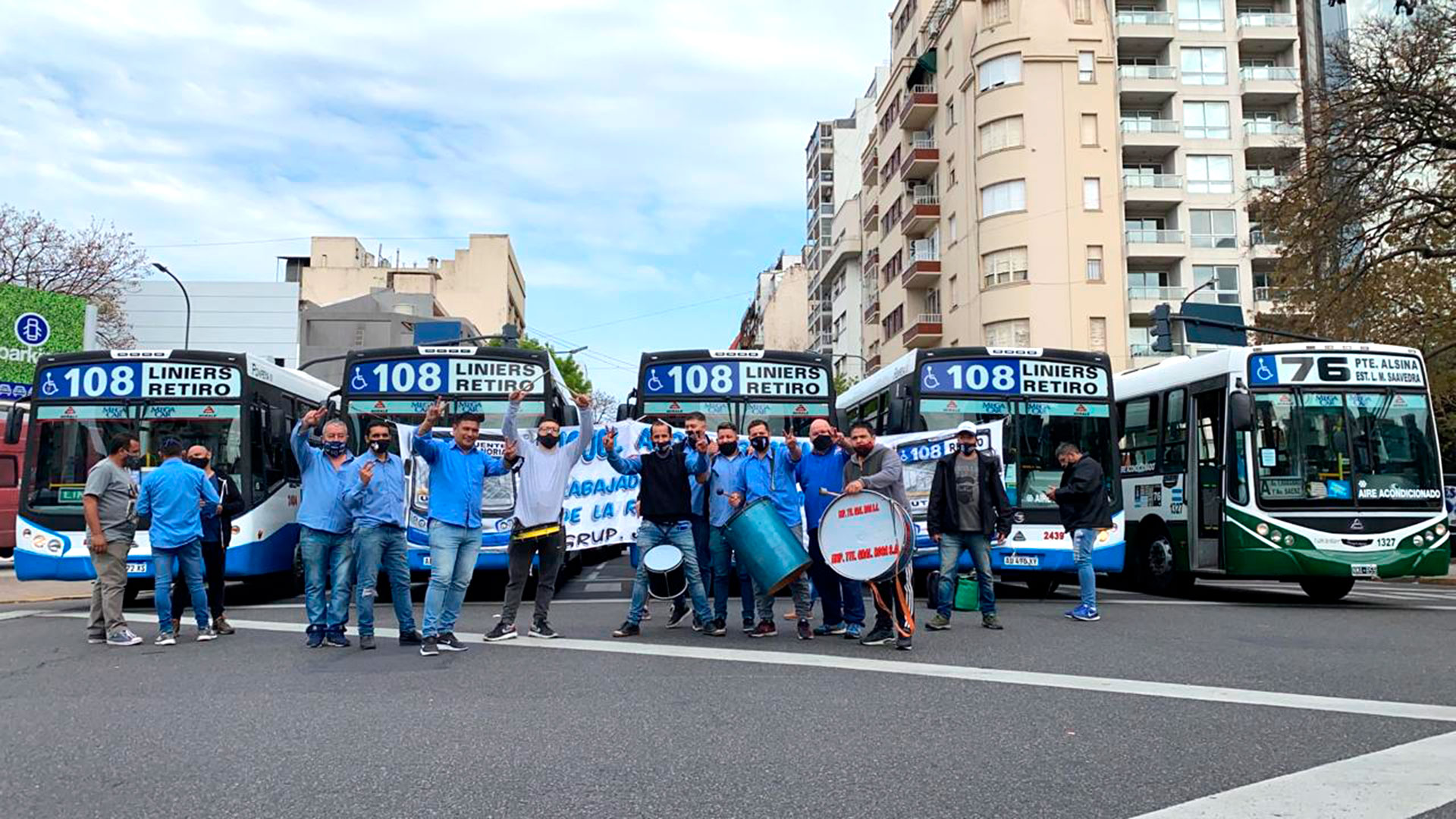 Con bombos y redoblantes, los colectiveros de la Línea 108 participaron de la caravana de la lealtad hacia el Obelisco