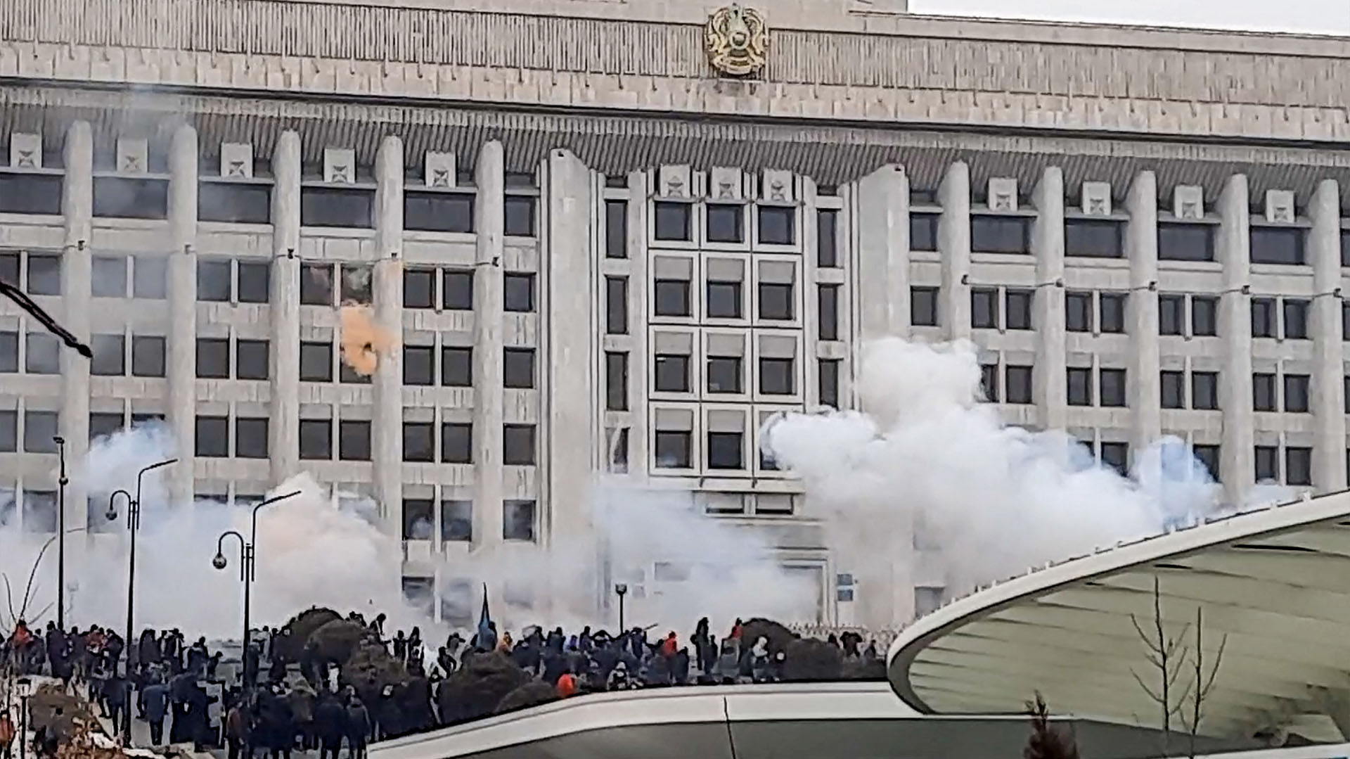 Manifestantes irrumpieron en la oficina del alcalde de Almaty, la mayor ciudad de Kazajistán, este 5 de enero de 2022 en un momento de descontrol sin precedentes en la nación de Asia Central (Foto de AFP)