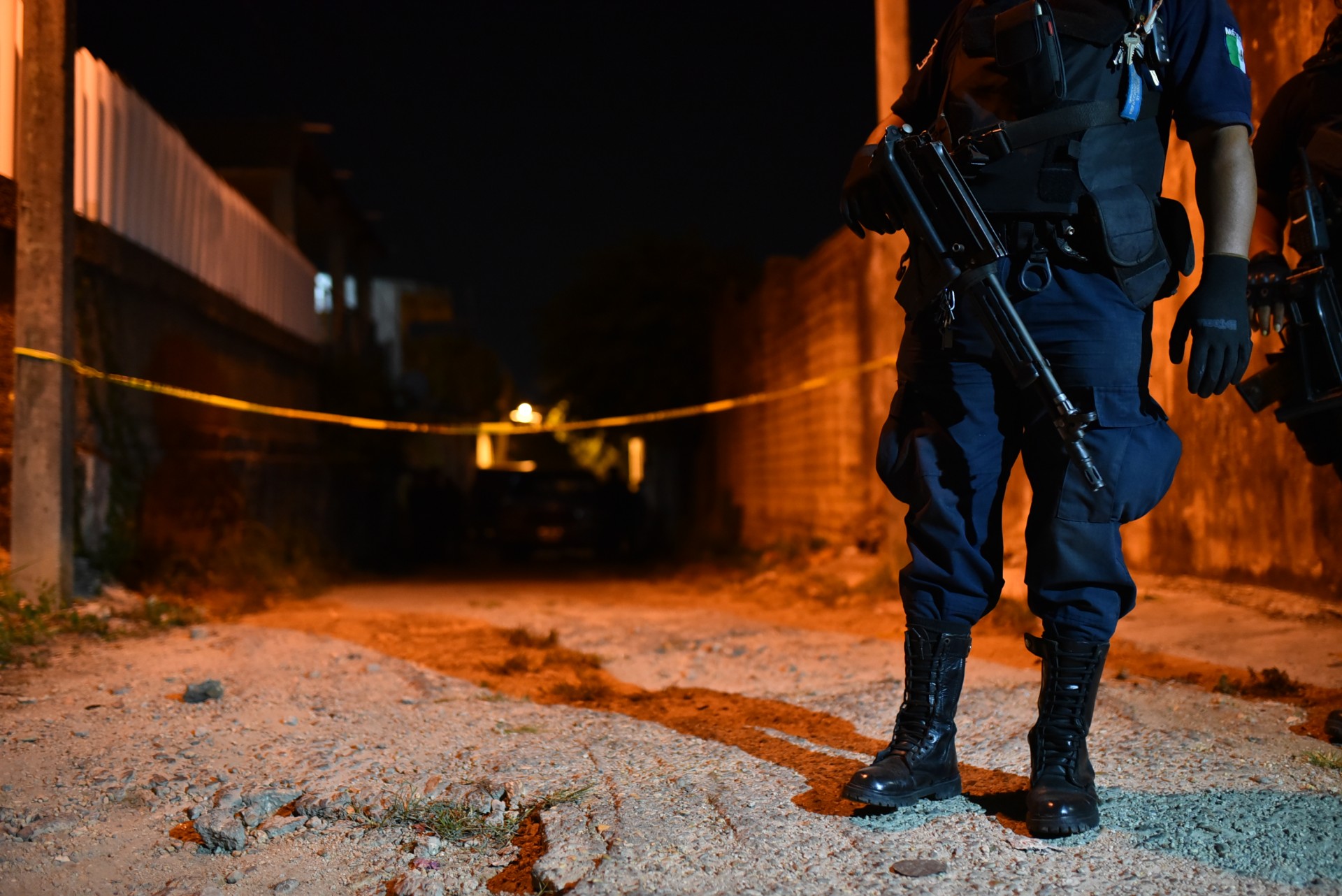 Al menos 13 personas perdieron la vida, tras suscitarse una balacera al interior de un salón de fiestas de la entidad. De acuerdo a los primero reportes de las autoridades, un comando armando ingreso al salón llamado "Palapa La Potra", presuntamente tras perseguir a un supuesto sicario quien se refugio en el inmbuele. Entre las trece personas fallecidas, se encuentra un bebé de un año de edad.
FOTO: ÁNGEL HERNÁNDEZ /CUARTOSCURO.COM