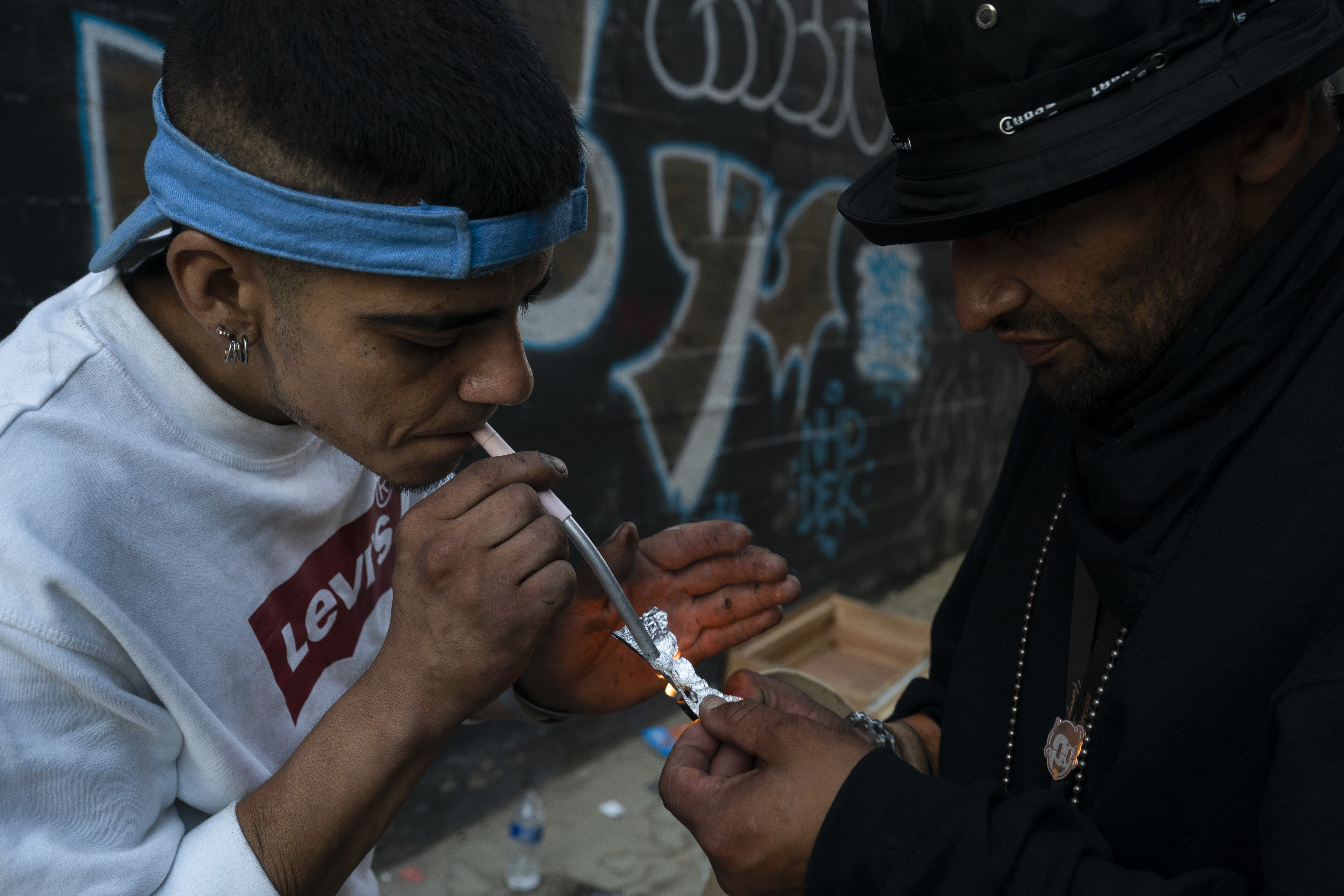 Dos adictos indigentes comparten una pequeña dosis de fentanilo en un callejón de Los Angeles (AP Foto/Jae C. Hong)