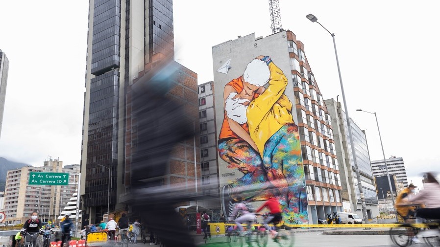 “El beso de los invisibles” sí se podrá ver desde el metro de Bogotá: confirmaron que las obras no afectaran al edificio