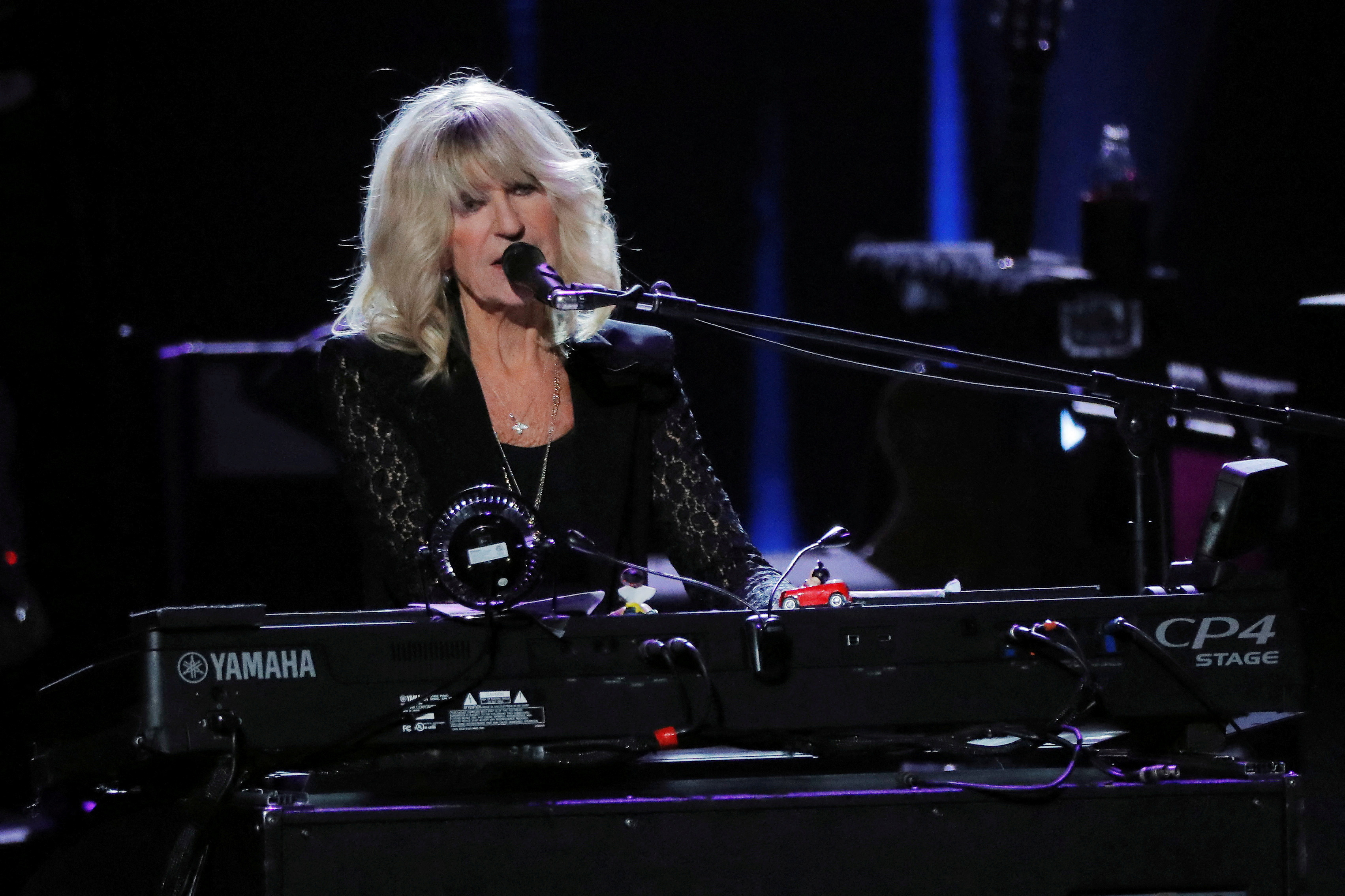 Christine McVie, 30 de noviembre de 2022, 79 años. La vocalista, compositora y tecladista británica de “Fleetwood Mac” cuya conmovedora voz de contralto ayudó a definir clásicos como “You Make Loving Fun”, “Everywhere” y “Don’t Stop”