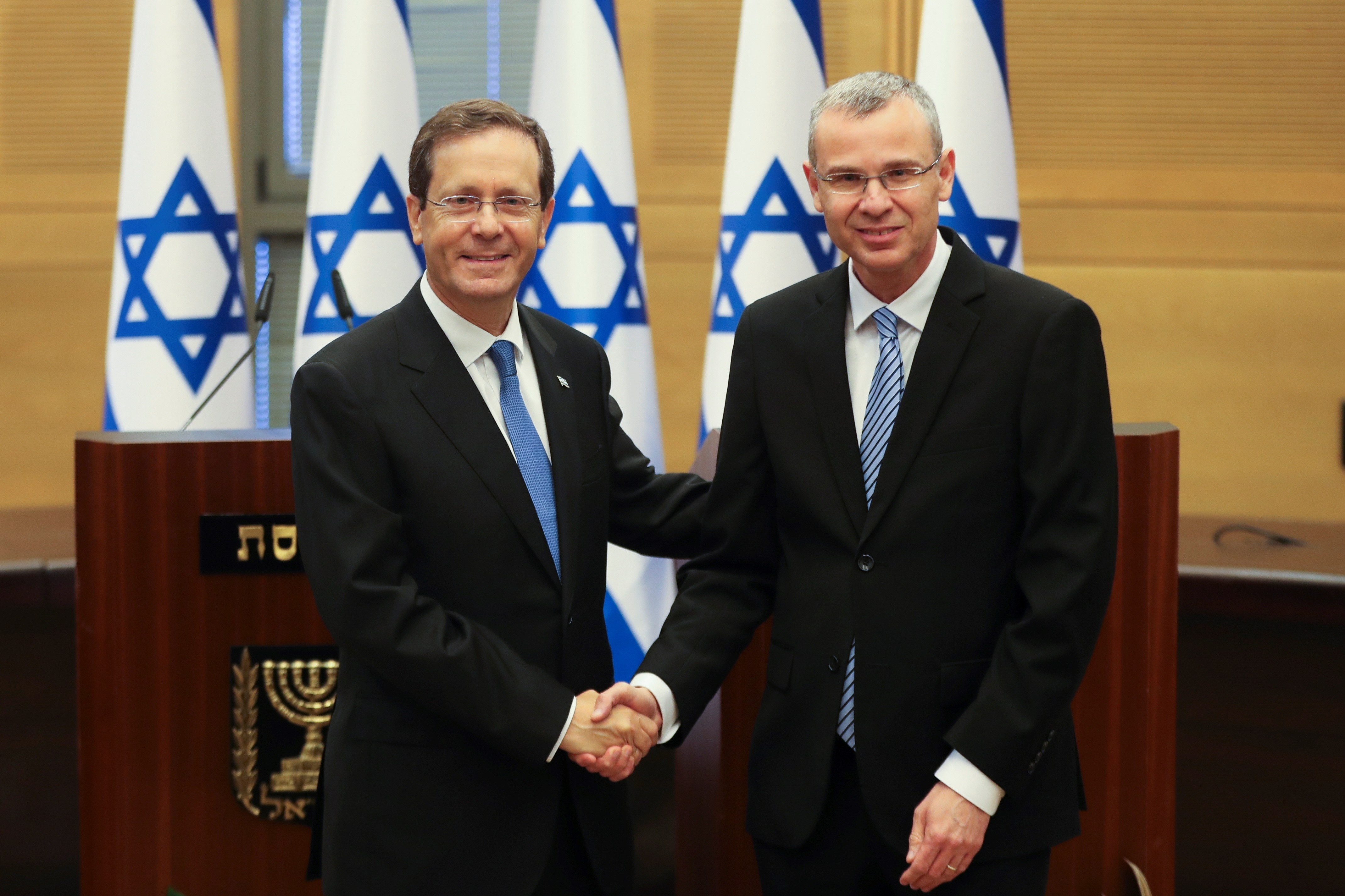 El nuevo presidente de Israel, Isaac Herzog (i) saluda al portavoz del Parlamento Yariv Levin, antes de la sesión especial de la Knesset en la que ha sido elegido (Foto: EFE/EPA/RONEN ZVULUN)
