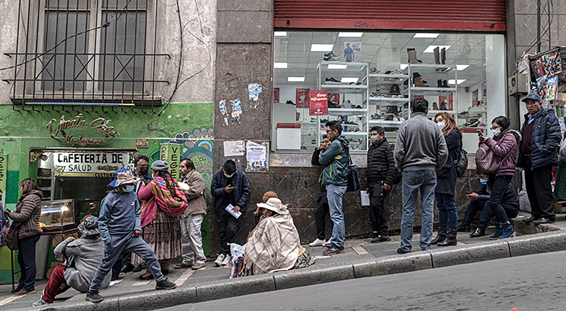 Miles de bolivianos se agolparon durante las últimas semanas en las puertas del Banco Central y de las casas de cambio (Marcelo Perez del Carpio/Bloomberg)