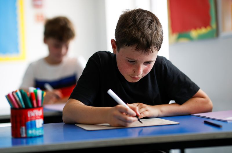 La escuela es el primer lugar donde se detectan los indicios de miopía infantil (REUTERS/Eddie Keogh)