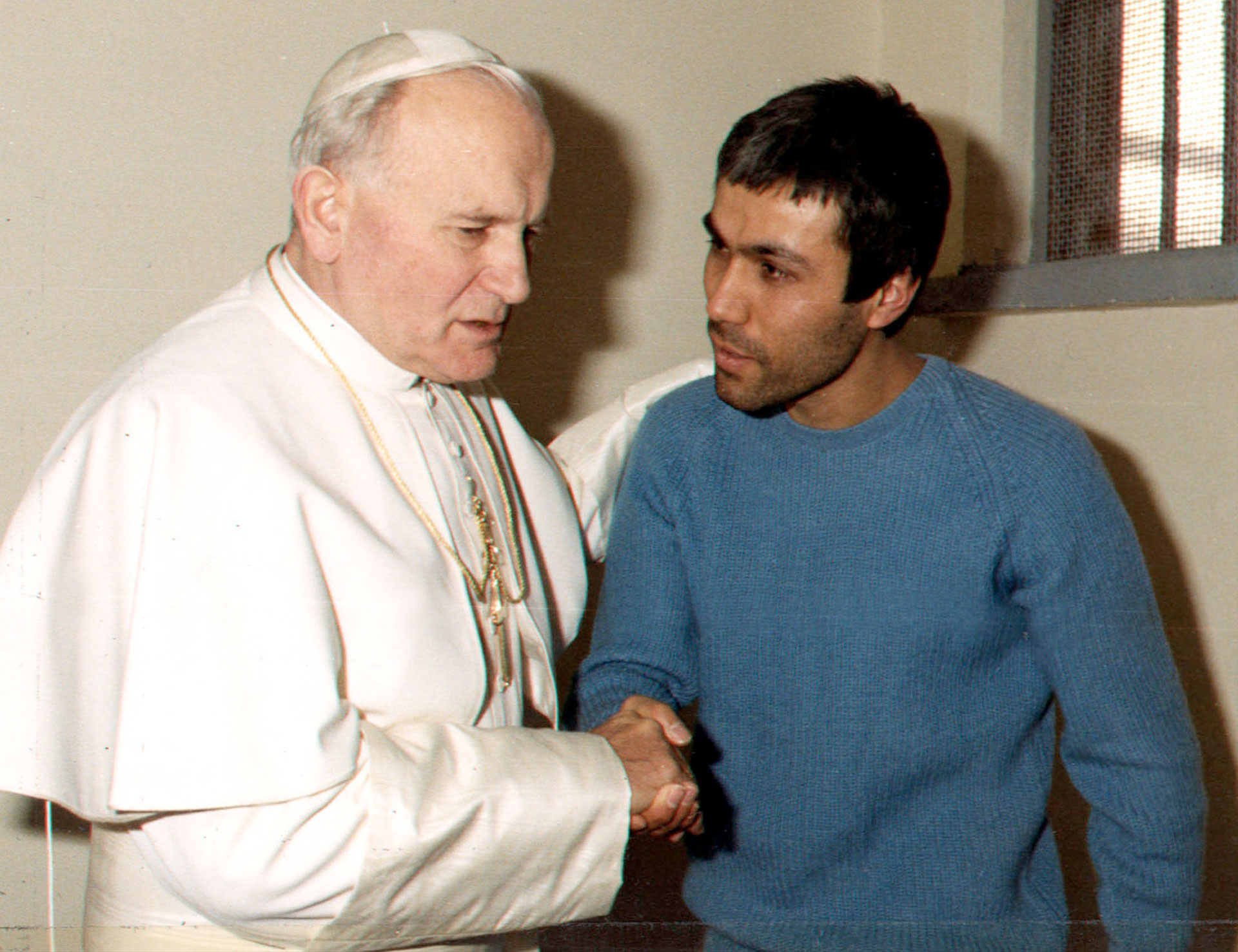El papa Juan Pablo II y el turco Ali Agca, dos nombres que se mezclan en el oscuro misterio de la desaparición de Emanuela Orlandi